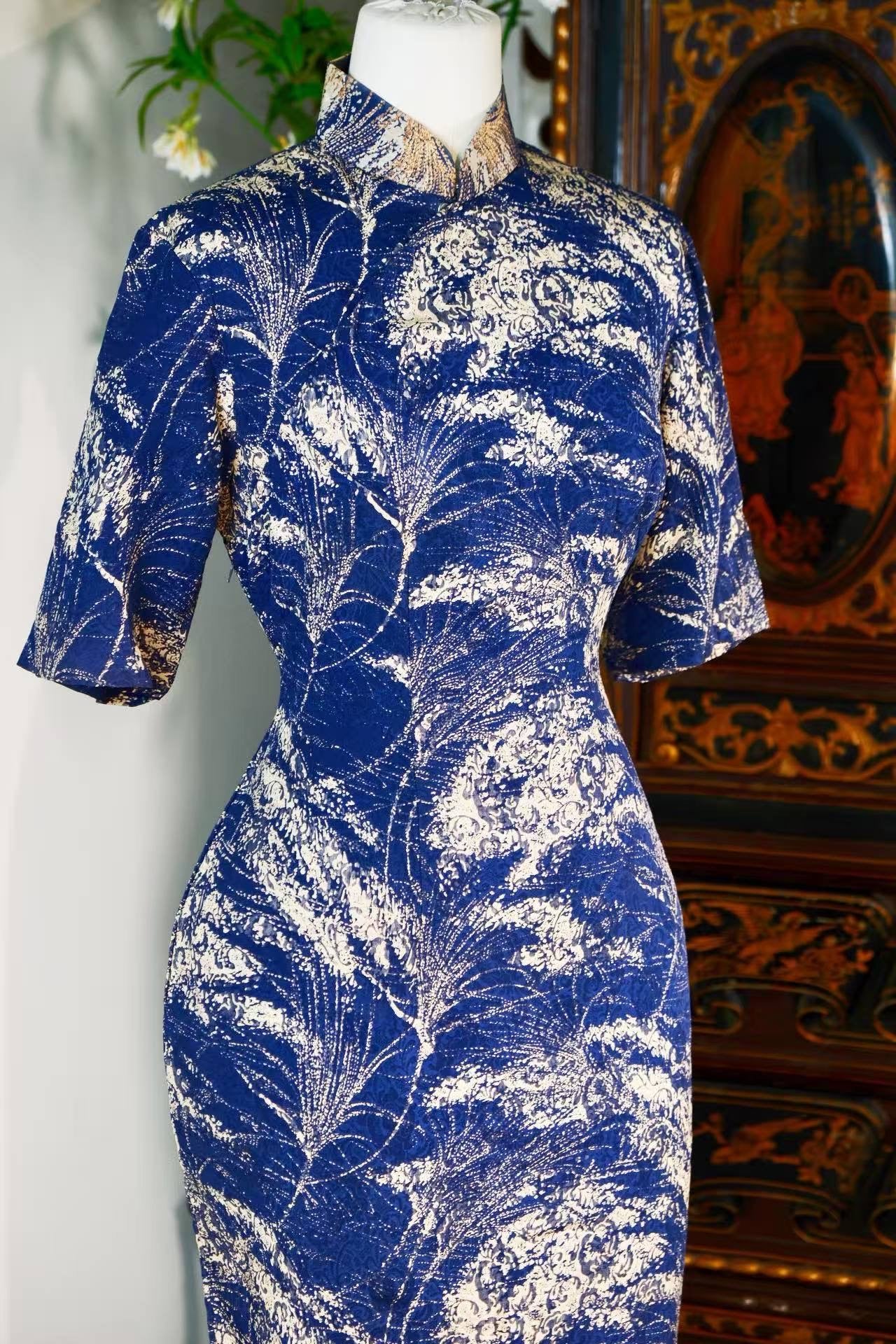 60年代 - 蓝金寓言·1960年代台湾产靛蓝斜纹绸米金羽叶卷草纹古董旗袍 | 1960s - Blue-Gold Fable: A 1960s Taiwan Vintage Indigo Silk Twill Cheongsam with Beige-Gold Feather-Leaf and Scroll Motifs