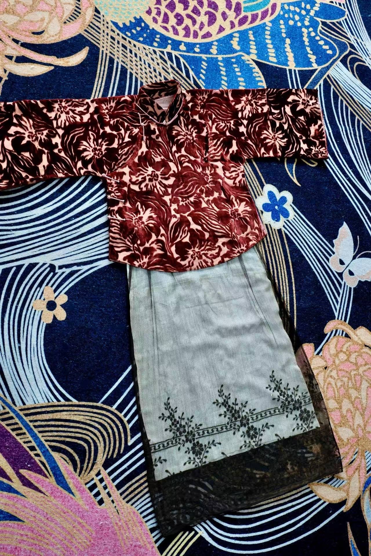 20年代 - 二十世紀 20 年代新藝術風格燒花絲絨上衣配手工法國蕾絲筒裙套裝 | 1920s - 1920s Art Nouveau Devoré Velvet Top and Handmade French Lace Column Skirt Set