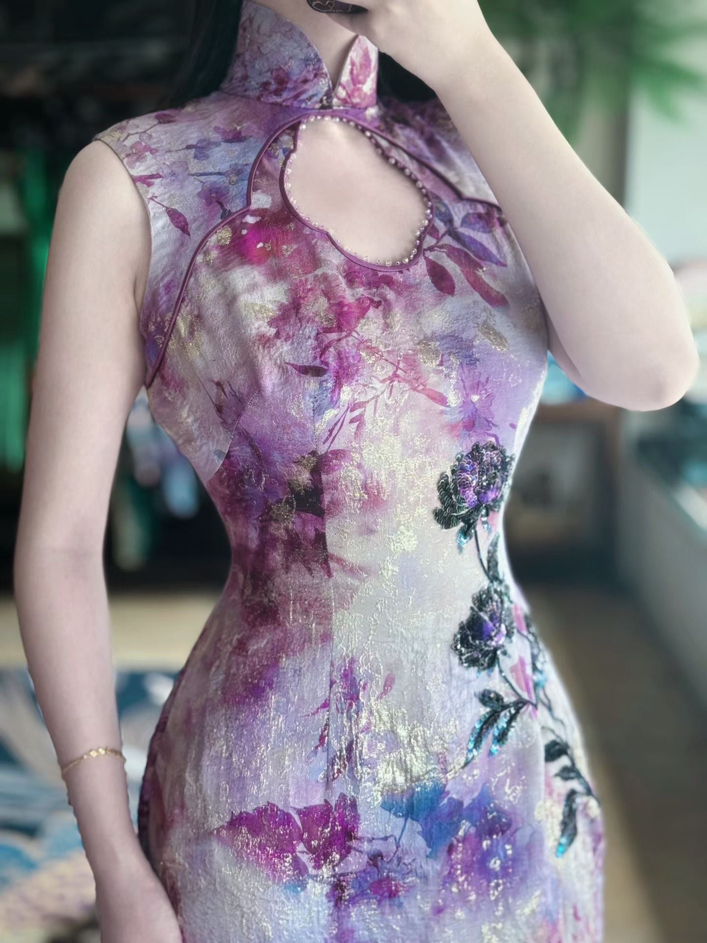 客订结缘 - 紫醉金迷：水墨渲染紫藤花色提花改良旗袍，无袖水滴领口刺绣亮片装饰 / Customized Design - Purple Haze Opulence: Watercolor Wisteria Jacquard Modern Qipao, Sleeveless with Teardrop Cutout and Sequin Embroidery Embellishment