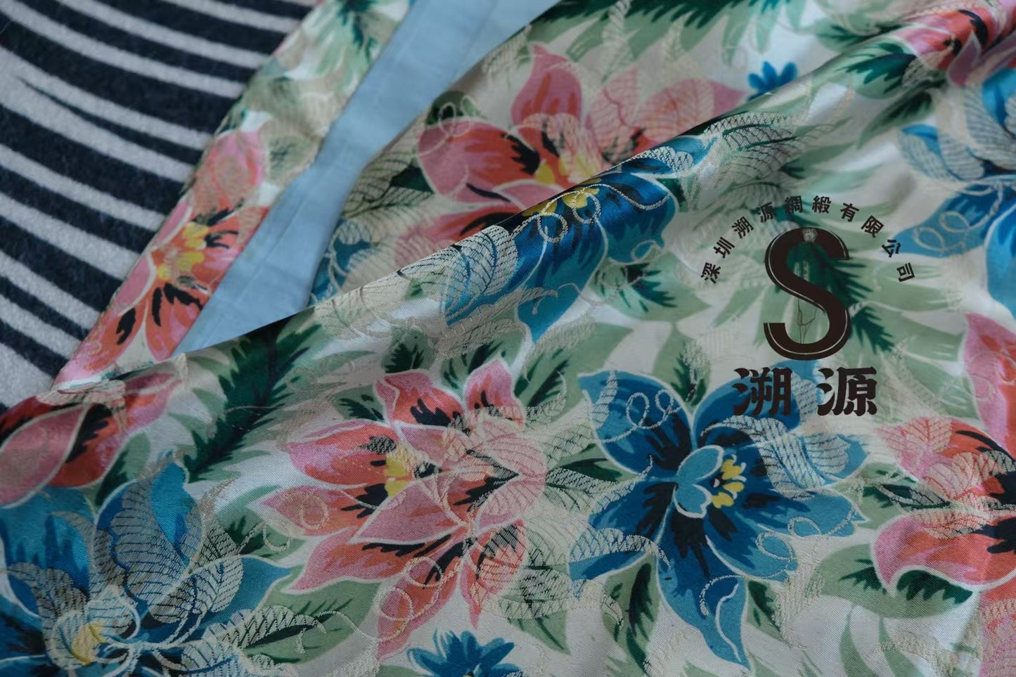 40年代 - 民国风华 · 月白地粉蓝花卉真丝长袖旗袍： 绡光流云，花影舞春风 | 1940s - Elegance of the Republican Era · Moonlight White Silk Long-Sleeved Cheongsam with Pink and Blue Floral Print: Shimmering Silk, Floral Shadows Dancing in the Spring Breeze