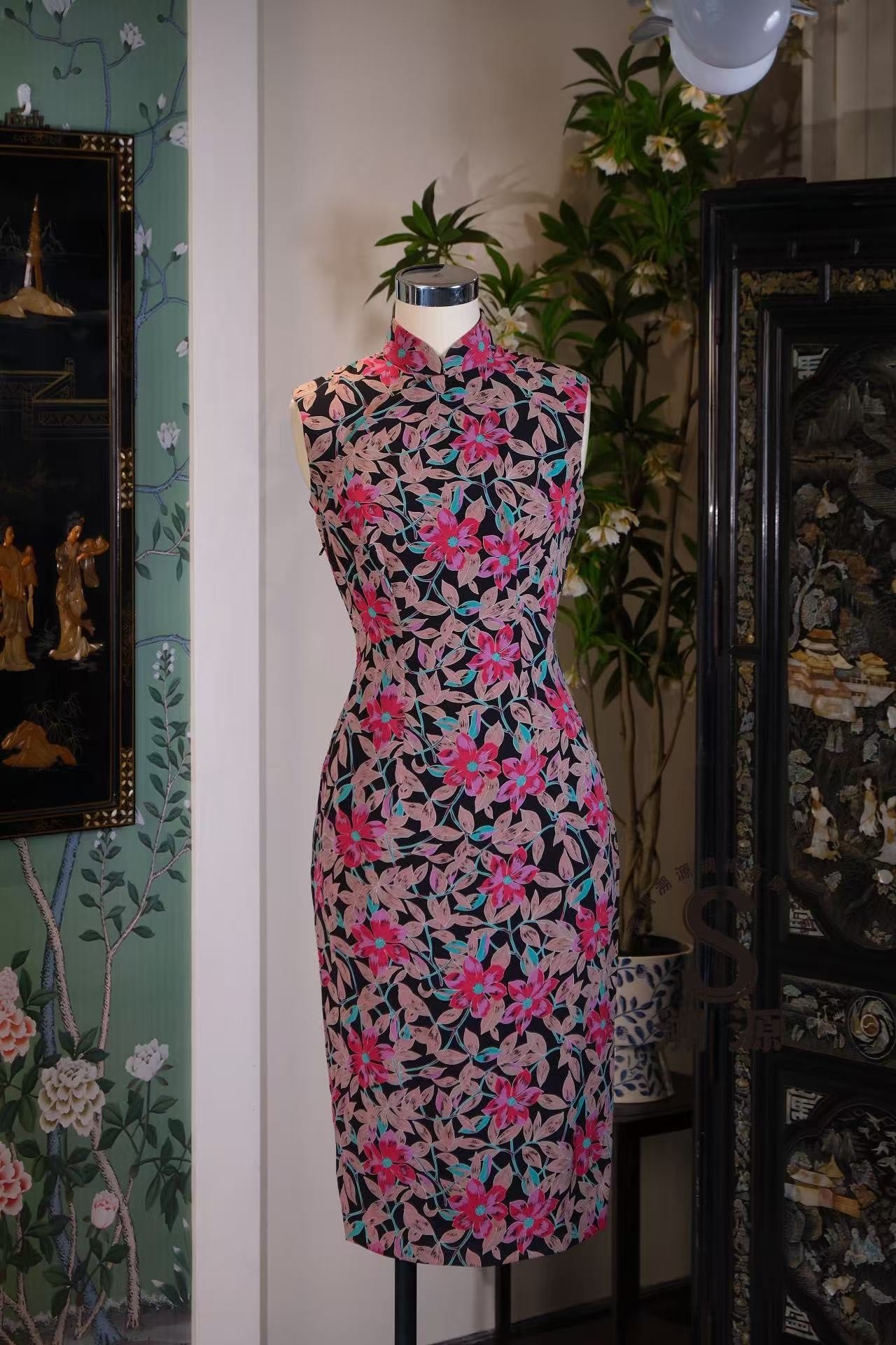 60年代 -【霓虹夜宴】Vintage 60s 丝绸无袖旗袍：黑底“粉蓝烟火”高定印花 | 1960s - "Neon Night Feast" Vintage 60s Silk Sleeveless Cheongsam: Black Base with "Pink and Blue Firework" Couture Print