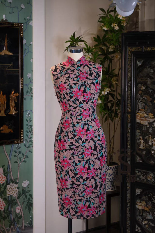 60年代 -【霓虹夜宴】Vintage 60s 丝绸无袖旗袍：黑底“粉蓝烟火”高定印花 | 1960s - "Neon Night Feast" Vintage 60s Silk Sleeveless Cheongsam: Black Base with "Pink and Blue Firework" Couture Print