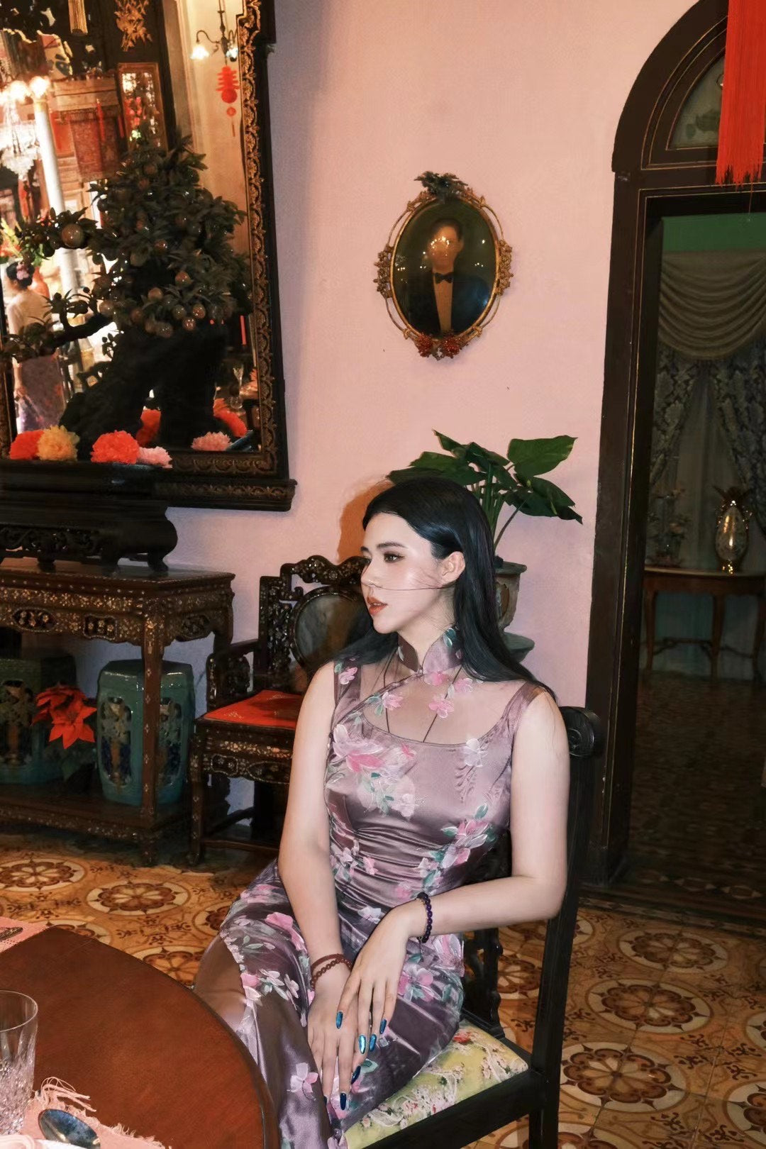 客定结缘 - Ruffo Coli 高定手工彩绘双层欧根纱无袖旗袍：《紫鸢花之恋》| Customized Design - Ruffo Coli Hand-Painted Haute Couture Double-Layer Organza Qipao: “Violet Iris Romance”