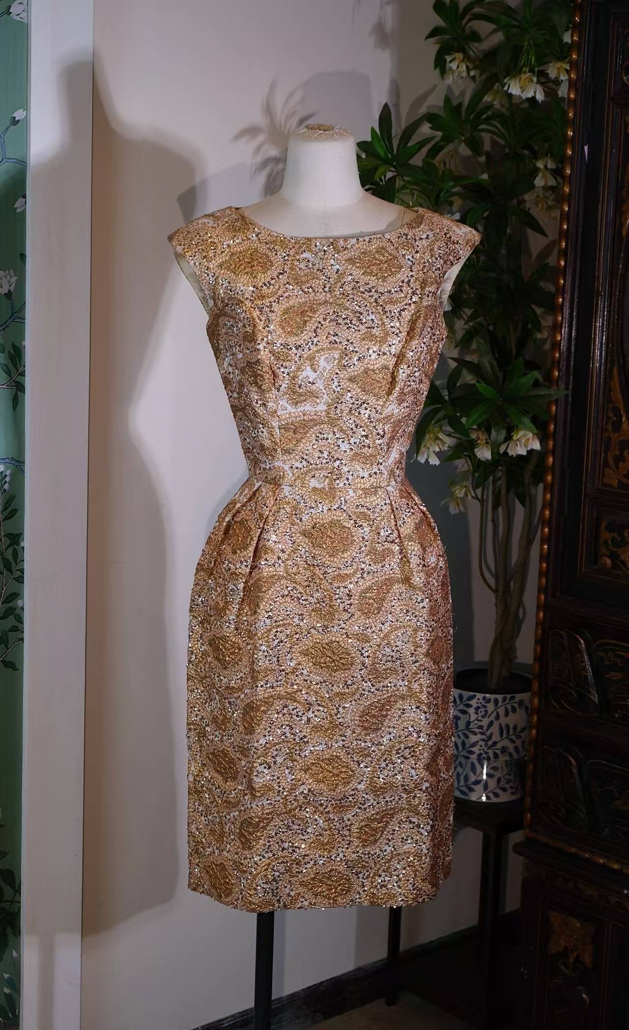 Vintage钉珠礼服 -《鎏金岁月：六十年代织金钉珠礼服裙考释》 | Vintage Beaded Dress - Gilded Years: An Archaeological Study of a 1960s Gold-Brocade Beaded Gown