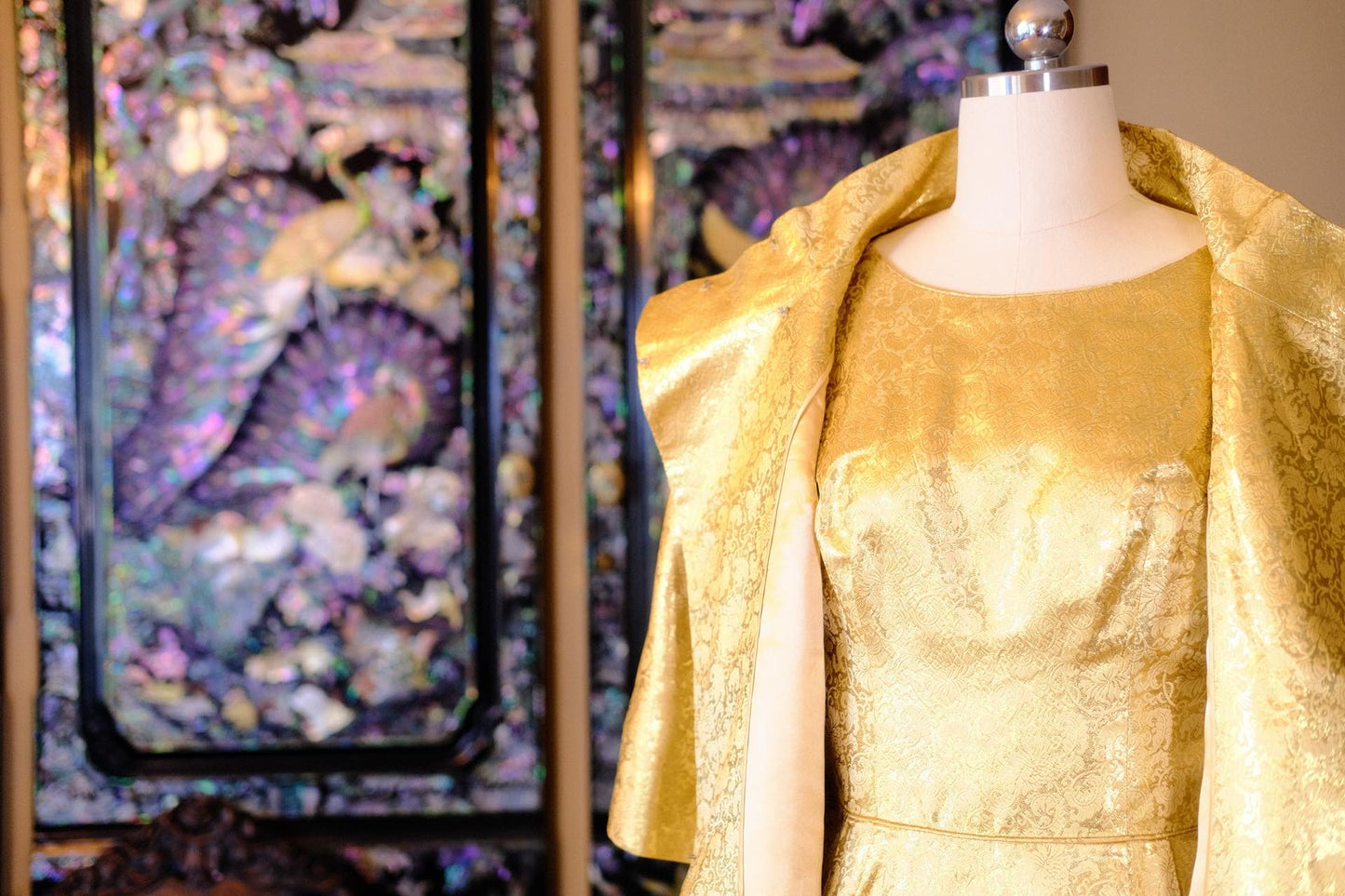六十年代意大利织金提花三件套：Woo女士的黄金时代华章 | 1960s Italian Gold-Weft Jacquard Three-Piece Set: Ms. Woo’s Anthem of the Gilded Era