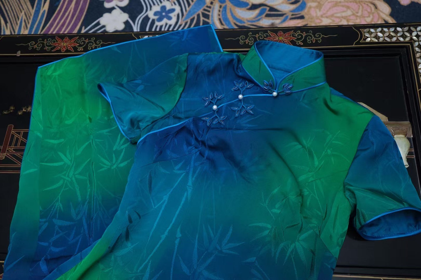 客订结缘 - 墨竹入画：青翠绿与宝石蓝渐变提花旗袍，配珠光手作盘扣 | Customized Design - Ink Bamboo Painting: Jade Green to Sapphire Blue Ombre Brocade Cheongsam with Pearlescent Frog Buttons