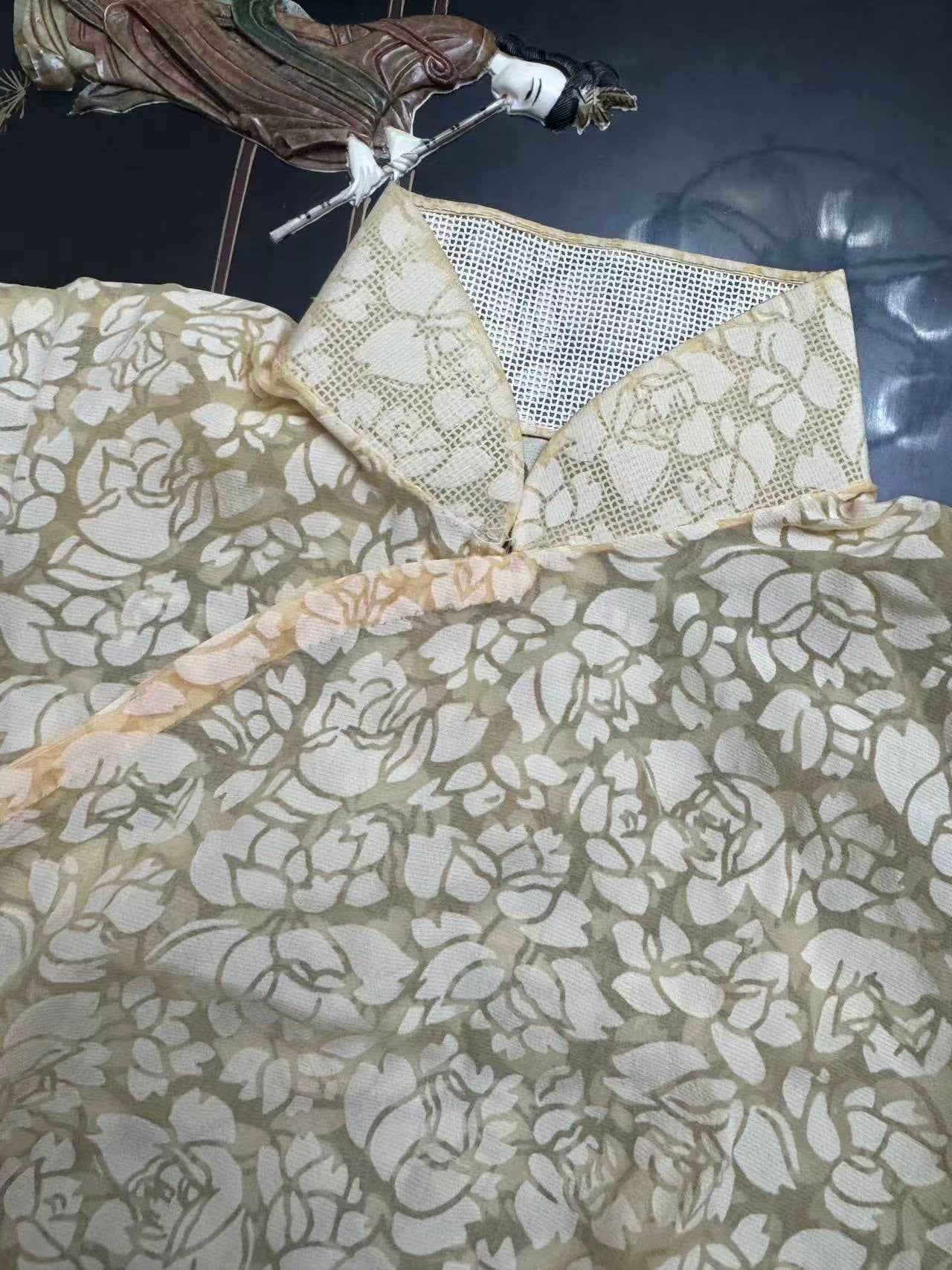 50 年代 - 凝脂映月·工笔写生意境鹅黄薄纱古董旗袍 | 1950s - Frozen Fat Reflecting the Moon: Vintage Goose Yellow Organza Cheongsam with Fine-Brushwork Rose Motif