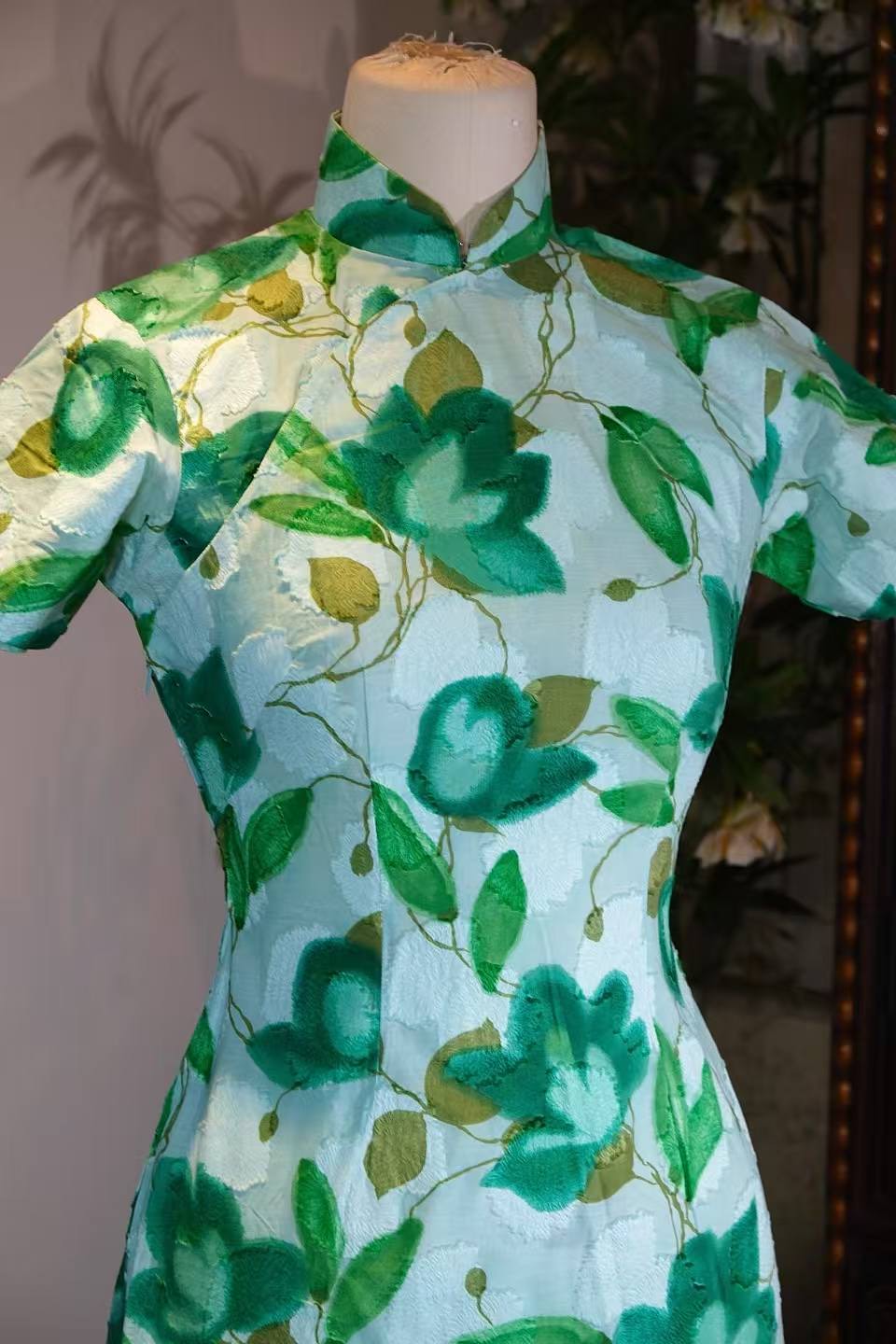 50年代 - 翠影凝缃：五十年代港工提花棉旗袍的艺术考释 | 1950s - Emerald Shadows on Pale Scrolls: An Artistic Analysis of a 1950s Hong Kong Jacquard Cotton Cheongsam