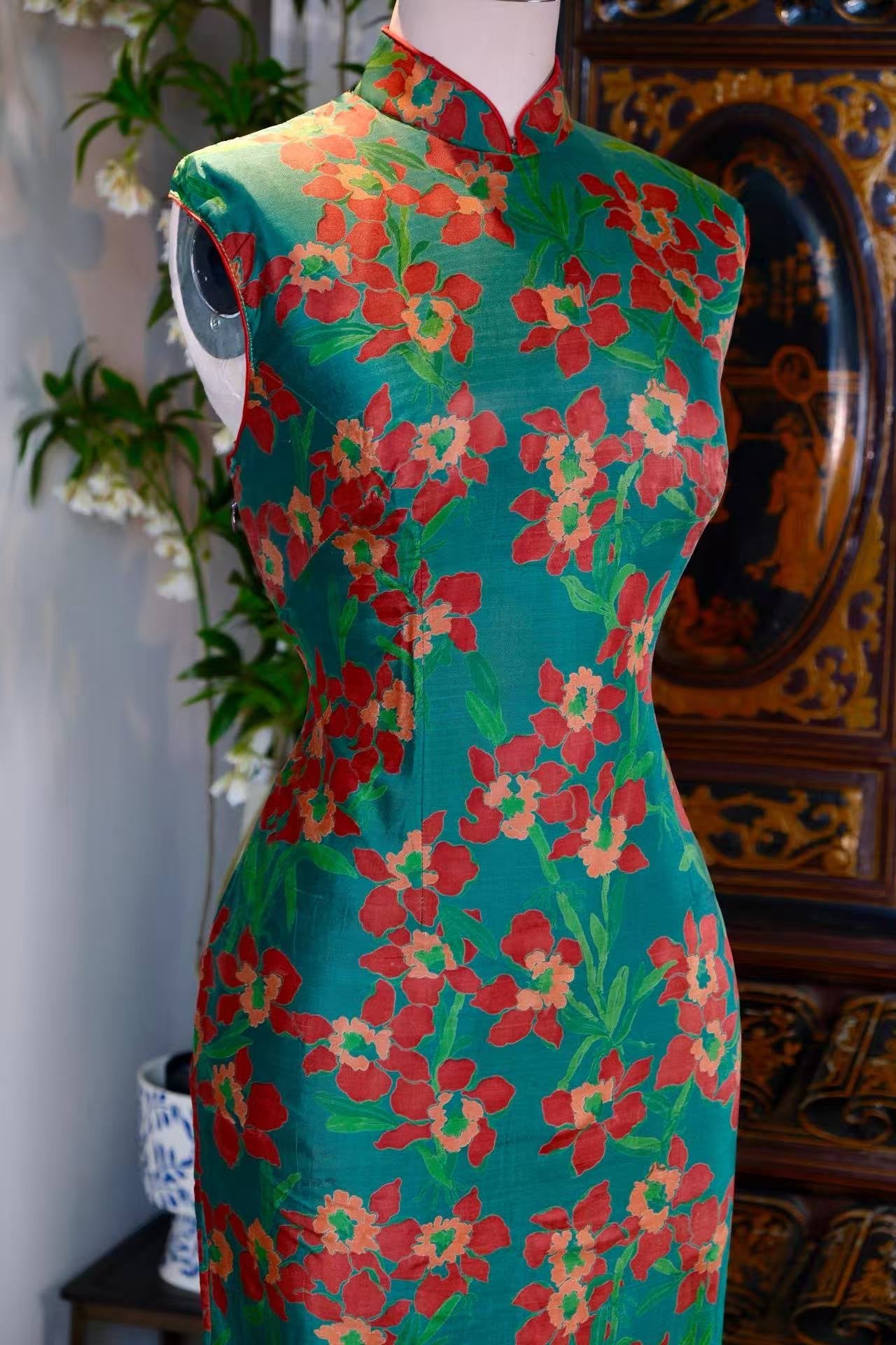 60年代 - 红肥绿瘦·六十年代香港艳丽印花斜纹绸古董旗袍 | 1960s - Red Fleshy, Green Lean: A 1960s Hong Kong Vintage Cheongsam in Vibrant Printed Twill Silk