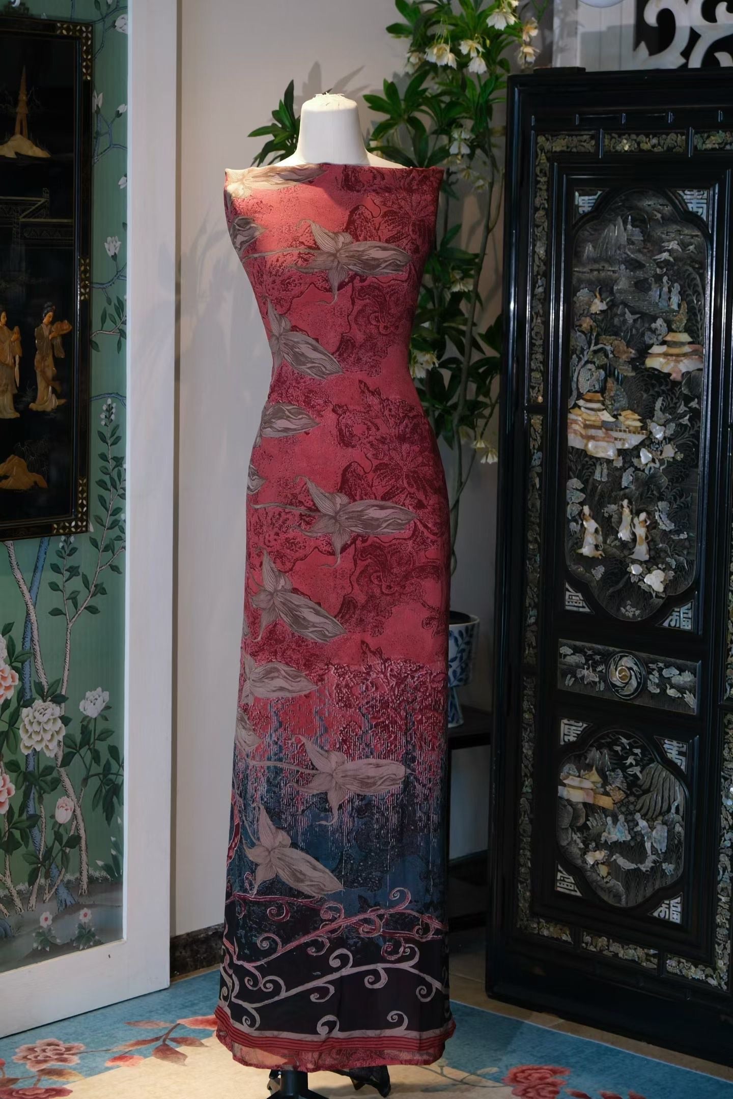 布料名 - 胭脂藤蔓渐变绸 / Fabric Name - Rouge Vine Ombre Silk