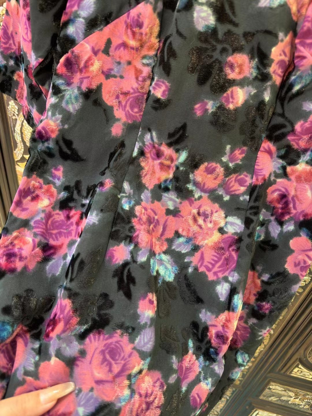 60年代 - 伯爵玫瑰的暗夜咏叹：Vintage 60s 烧花丝绒古董港袍 | 1960s - The Midnight Aria of Earl Roses: Vintage 60s Devoré Velvet Antique Qipao