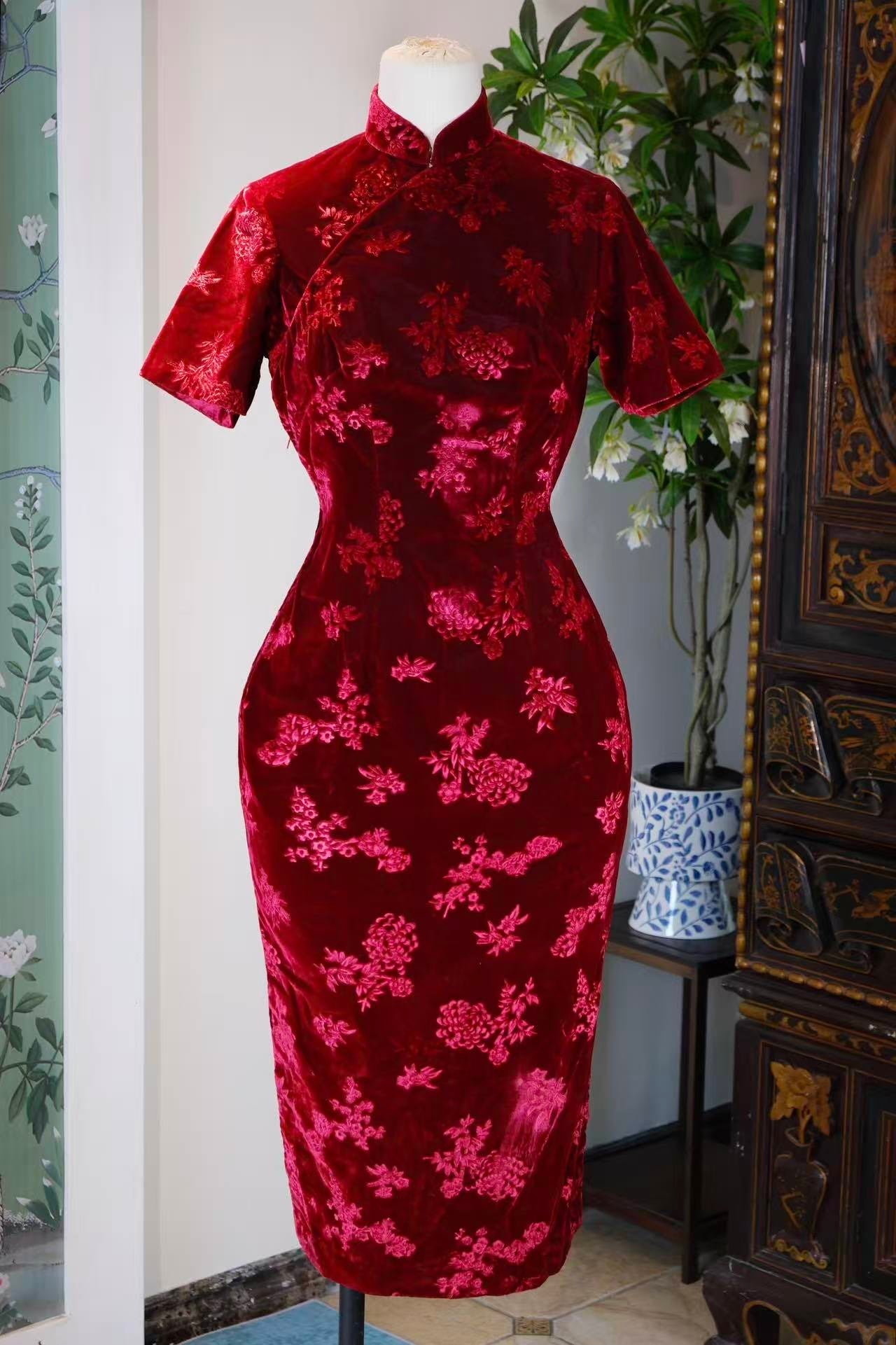 60年代 - 六十年代台湾产压花丝绒古董旗袍：时光雕琢的东方美学 | 1960s - 1960s Taiwanese Embossed Velvet Antique Qipao: Oriental Aesthetics Sculpted by Time