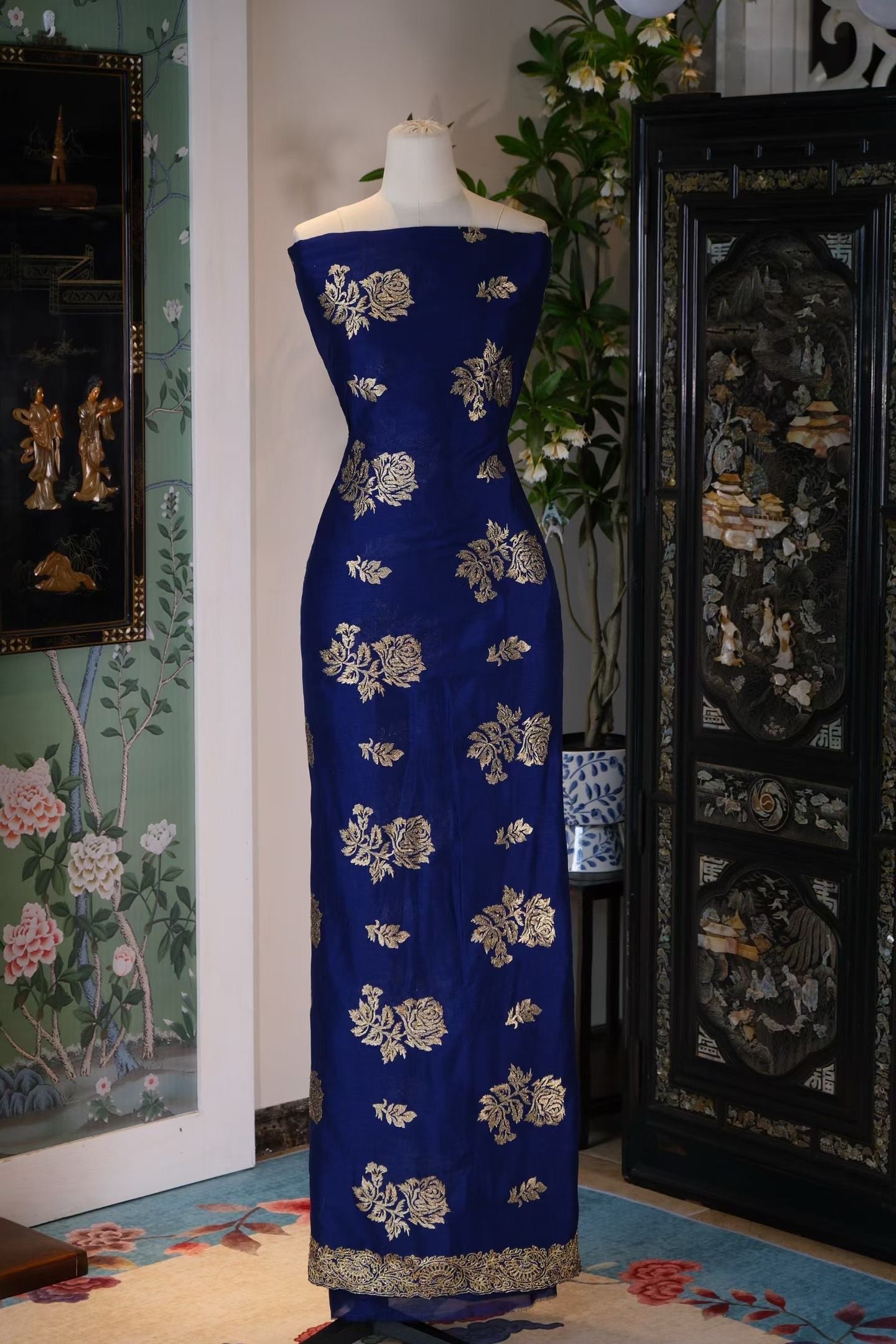 布料名 -【午夜星河】藏蓝底鎏金玫瑰提花 高定织锦 面料 | Fabric Name - 【Midnight Constellation】Royal Blue Silk Fabric with Gold Filigree Rose Jacquard
