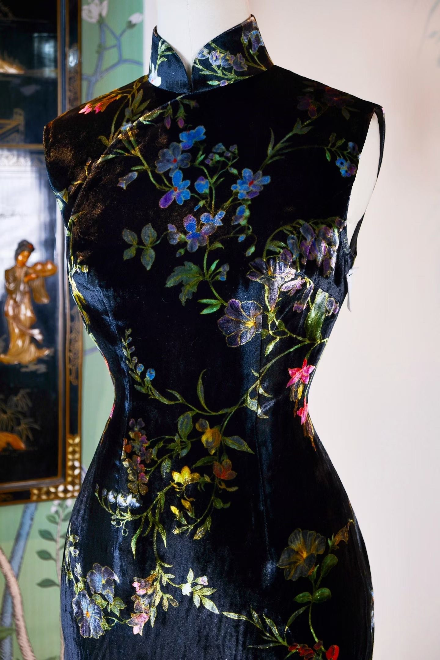 客定结缘 -《金缕幻梦·流光掠影》：当代私人高级定制之作——Ruffo Coli 真丝天鹅绒金缕浮雕旗袍 | Customized Design - "Golden Dreams · Whispers of Light": A Masterpiece of Contemporary Private Bespoke — Ruffo Coli Gold-Embossed Silk Velvet Qipao