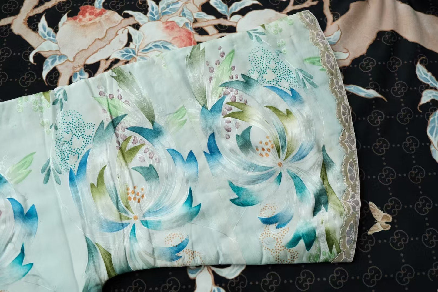 20年代 - ‘湖光春晓’·民国二十年代浅蓝地提花丝绸水墨晕染花卉圆摆花边倒大袖古董上衣 / 1920s - ‘Lake Spring Dawn’·1920s Republic-Era Light-Blue Jacquard Silk Floral Ink-Wash Print Peplum Antique Short Jacket/Top with Petal Cuffs