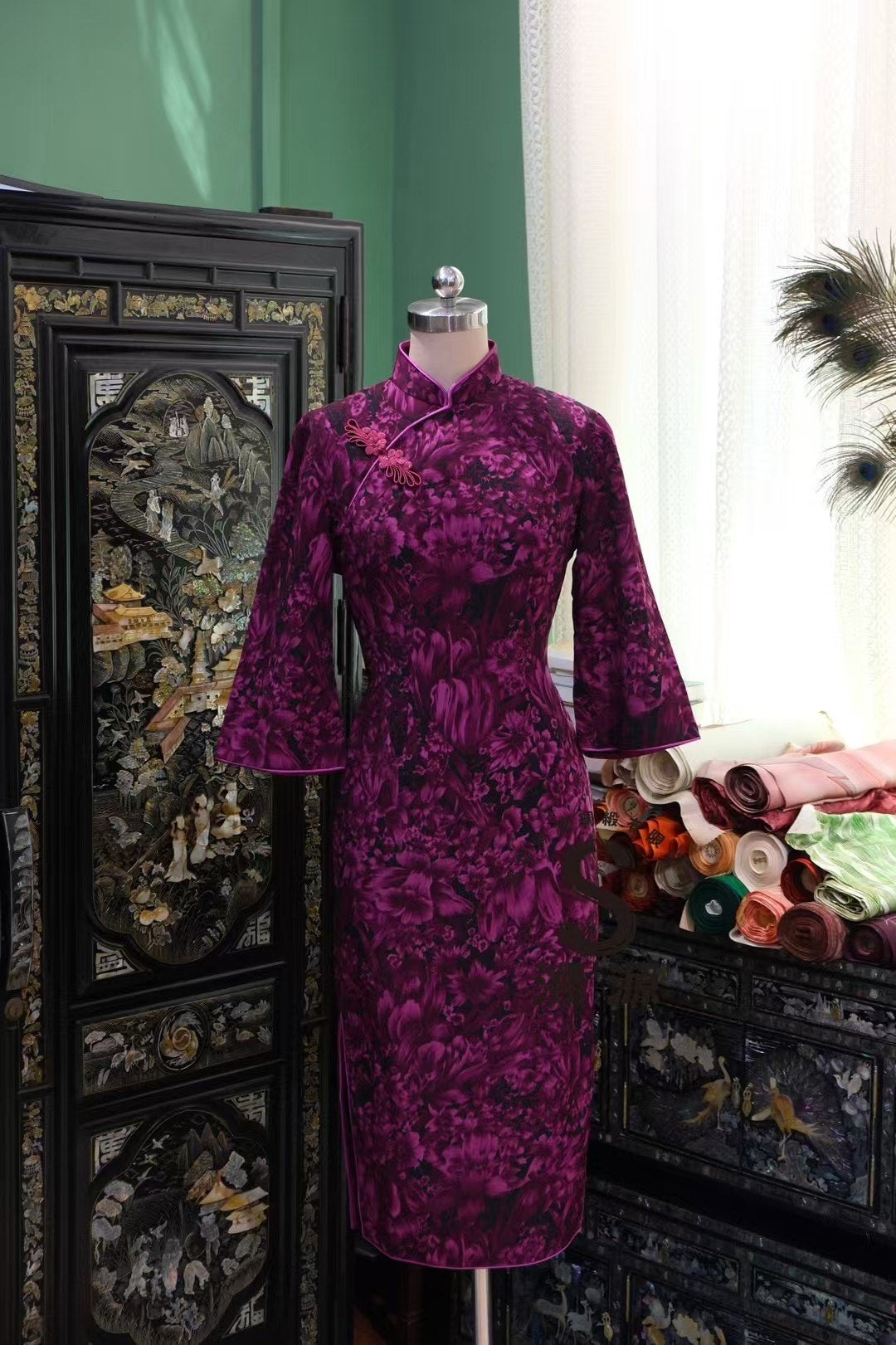 60年代 - 紫醉金迷·深紫色调繁花长袖港式旗袍 | 1960s - Purple Haze Opulence: Deep Magenta Floral Dense Print Long-Sleeve Hong Kong Style Qipao