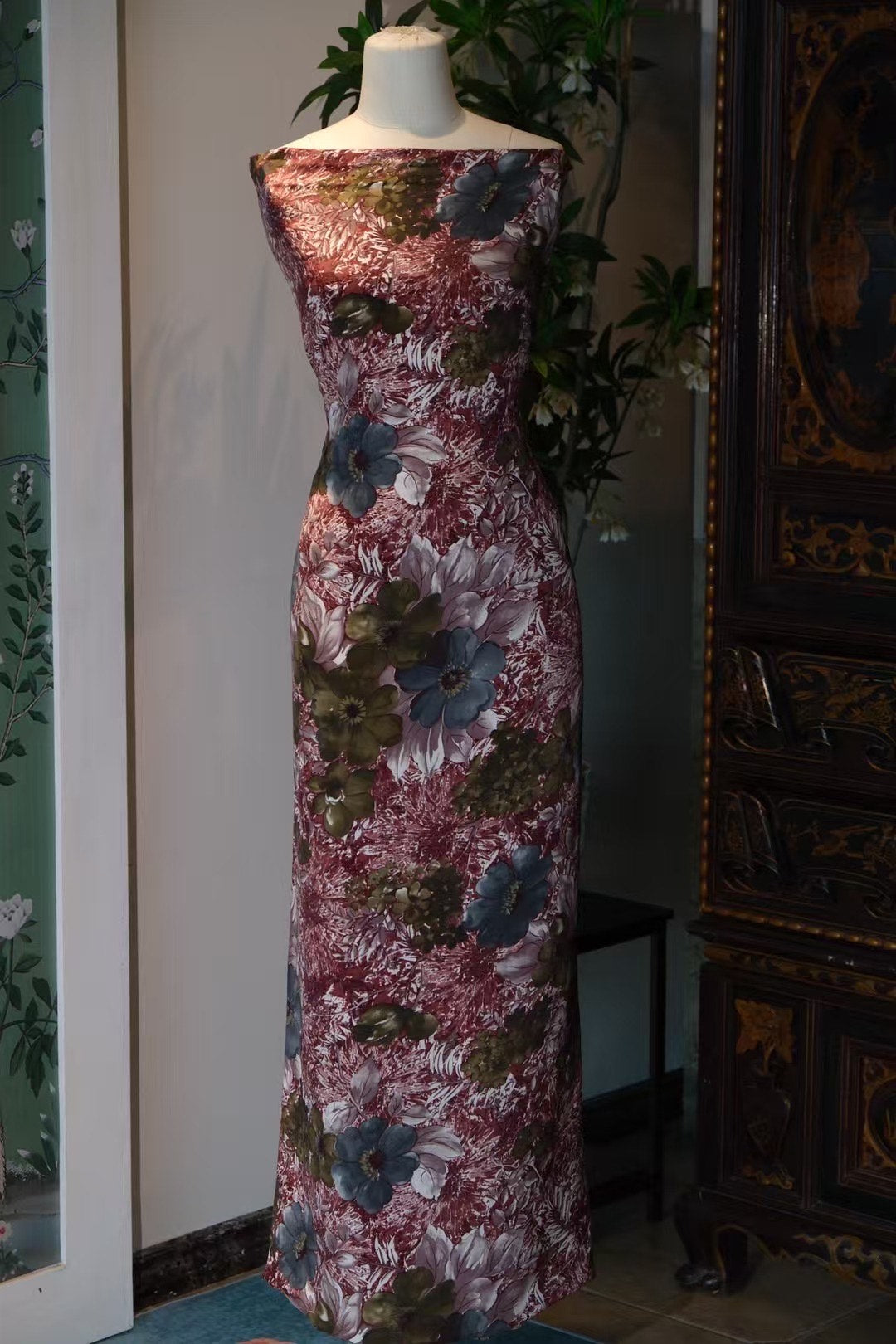 布料名 -【凡尔赛秘境】宝蓝丝绒底鎏金浮雕玫瑰不朽经典高定艺术布料 | Fabric Name - 【Secret Gardens of Versailles】Sapphire Blue Base Gilded Relief Rose Timeless Classic Haute Couture Art Cloth