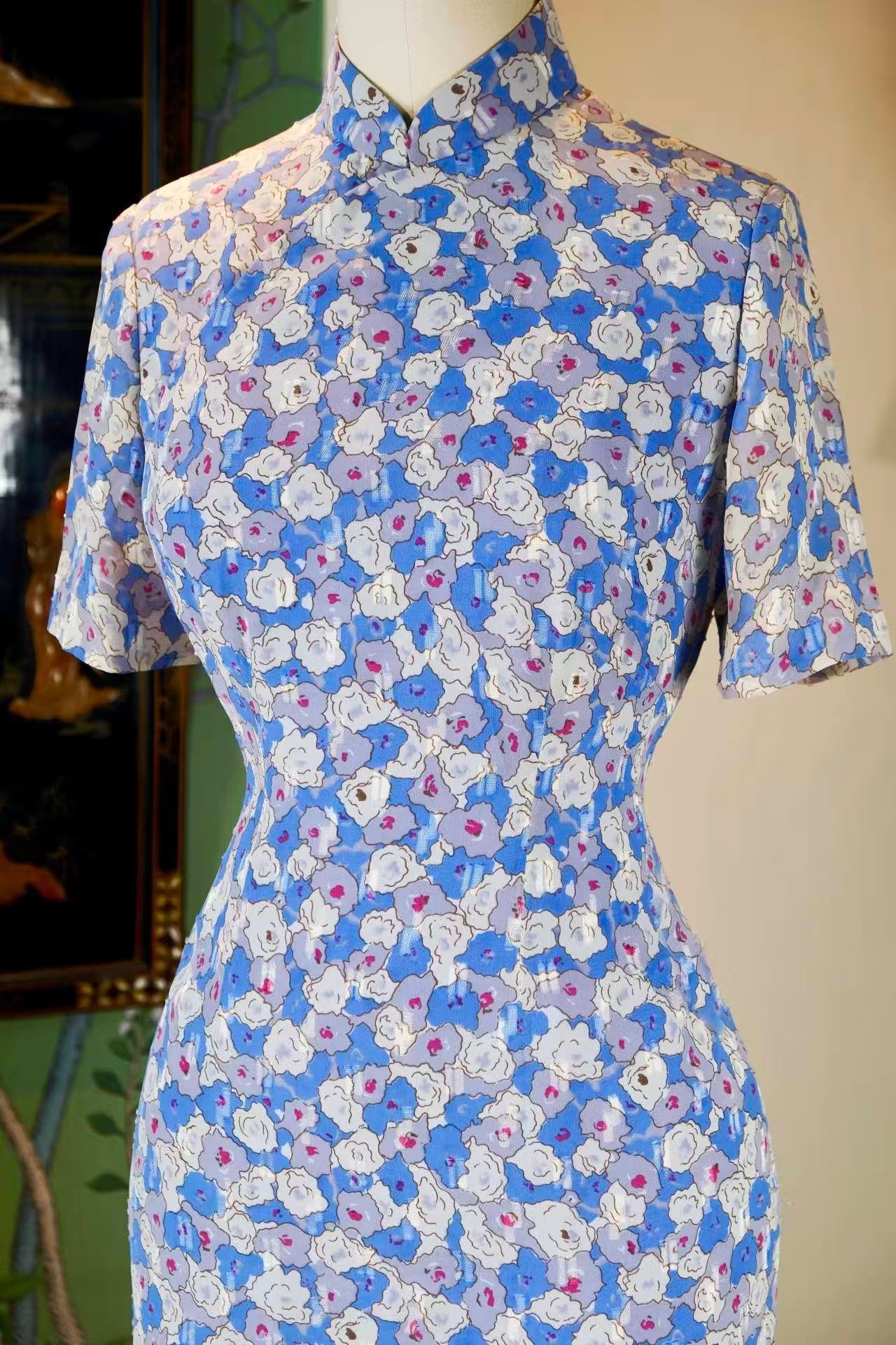 60年代 - 六十年代早期台湾产抽象玫瑰提花古董旗袍 | 1960s - 1960s Early Taiwan Antique Qipao: Abstract Rose Jacquard in Azure and Violet