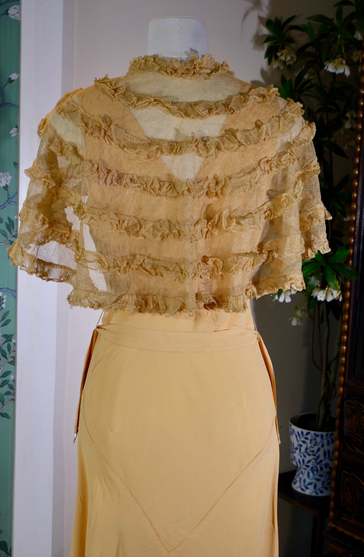 云肩流金：民国三十年Art Deco真丝礼服与“海派旧梦” | Gilded Cloud Shoulder: A Republic of China Year 30 (1940s) Art Deco Silk Gown and "Shanghai-Style Old Dreams"