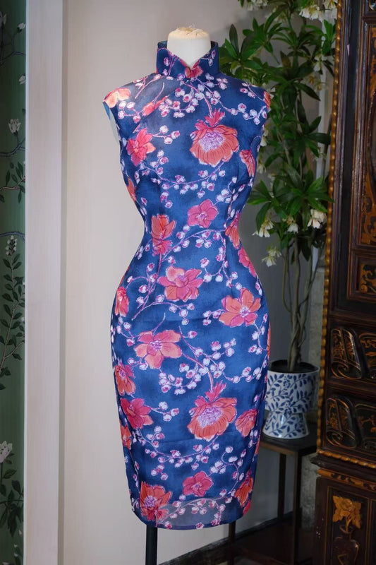 60年代 - 蕴蓝绯绯，六零芳华——香港制六十年代真丝印花旗袍 | 1960s - Flourishing Crimson on Profound Blue: 1960s Hong Kong Silk Printed Qipao