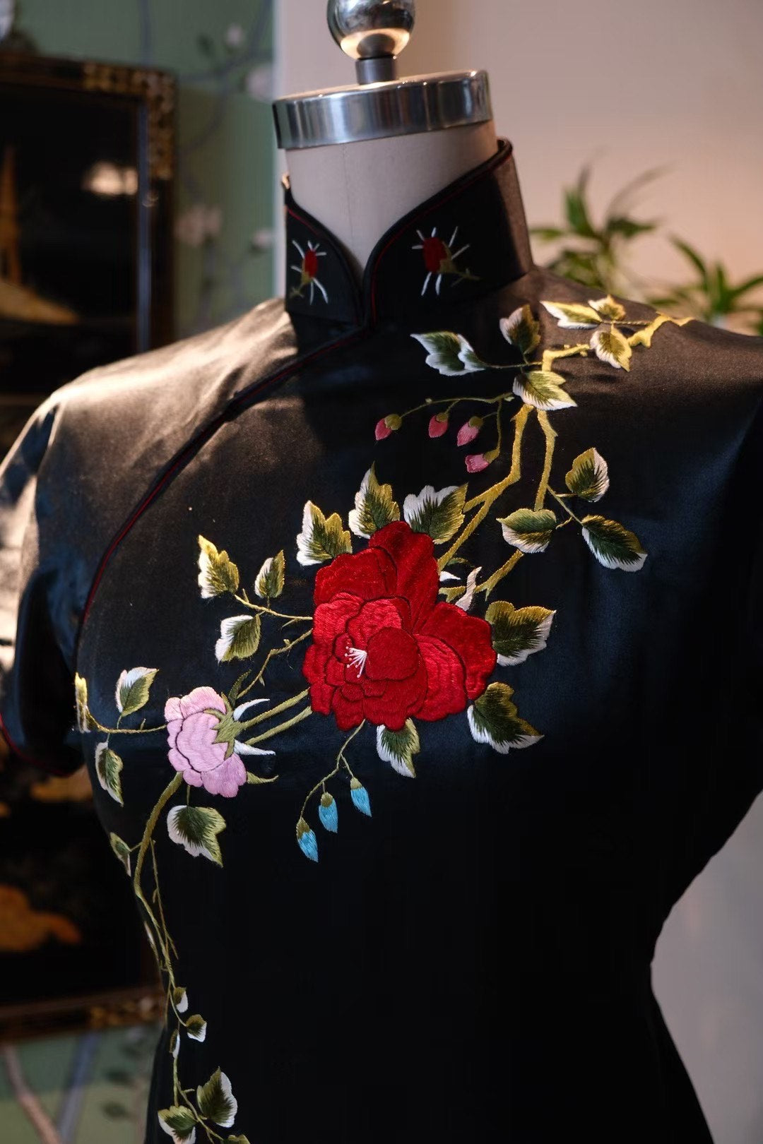 50年代 - 夜色沉沉牡丹娇：暗香疏影绣金华丝绸旗袍 | 1950s - "Moonlit Peony's Grace": The Deep Night Fragrance Embroidered Silk Cheongsam