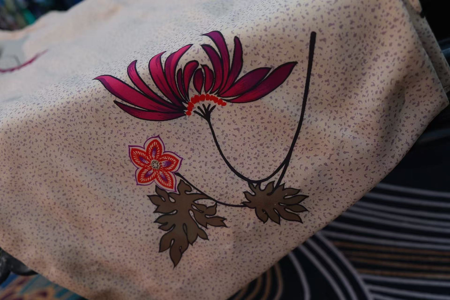 60年代 -【米色秋韵】疏影暗香：点状肌理米底高定无袖旗袍——绛紫色秋菊印花 | 1960s - "Misty Autumn Hue" Subtle Scent & Shadow: Couture Sleeveless Cheongsam with Dotted Beige Base and Deep Plum Chrysanthemum Print