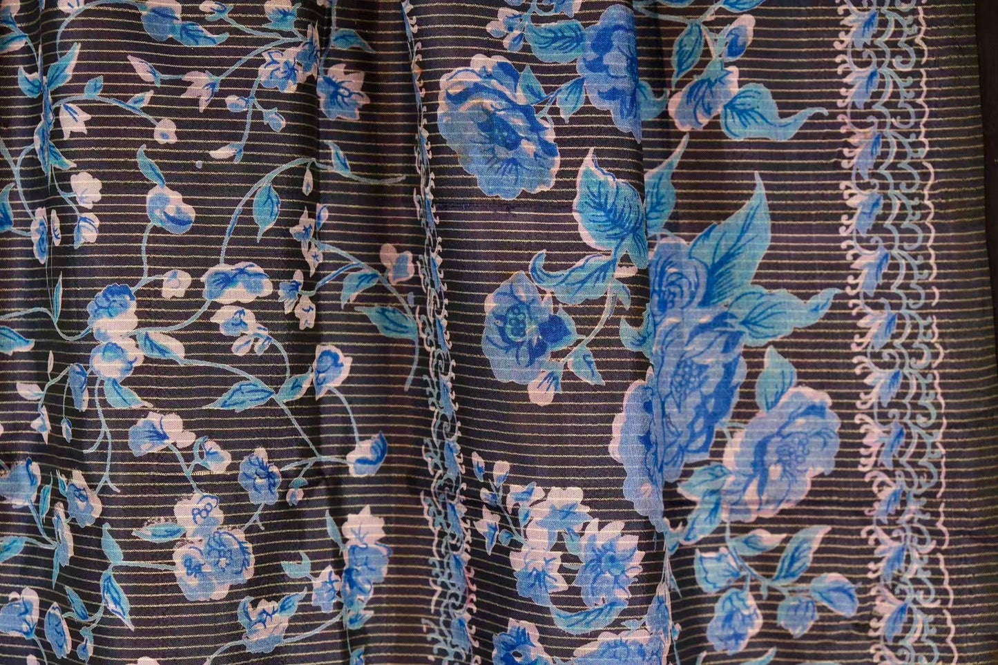 布料名 - 青花流岚：横纹经纬间的重工蓝调碎花写意真丝 | Fabric Name - Azure Mist: Literati Aesthetics and Horizontal-Grain Blue Floral Artisan Silk