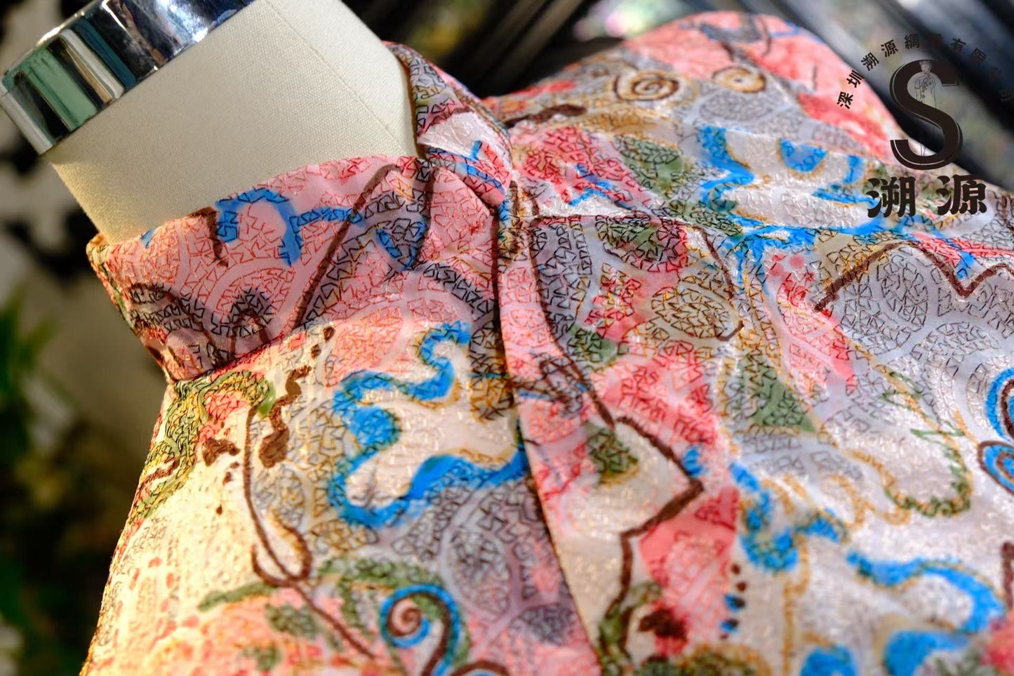 60 年代 -【少女心象】蜡笔梦境：高定无袖旗袍——粉底抽象涂鸦艺术印花  |  1960s - "Maiden's Imagery" Crayon Dream: Couture Sleeveless Cheongsam – Pink Base with Abstract Graffiti Art Print