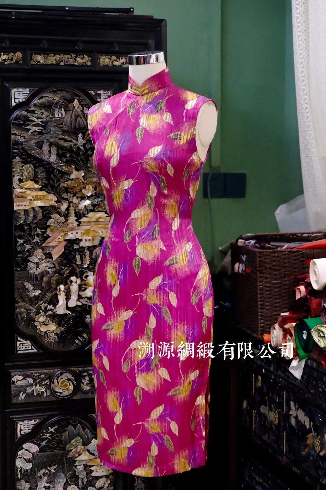 60年代 - 霓虹流光·热烈叶语：摩登撞色无袖缎面艺术旗袍 | 1960s - The Fuchsia Chroma Qipao: Modern Art-Print Sleeveless Satin Cheongsam