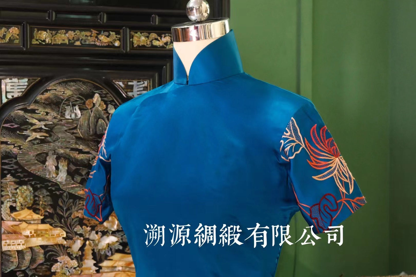 50年代 -【天青蝶舞 • 宝蓝色清代京绣丝光绸缎撞色菊花刺绣短袖旗袍】|  1950s - Sky Blue Butterfly Dance • Royal Blue Qing Dynasty Beijing Embroidery Silk Satin Brocade Contrast Color Chrysanthemum Embroidered Short Sleeve Cheongsam