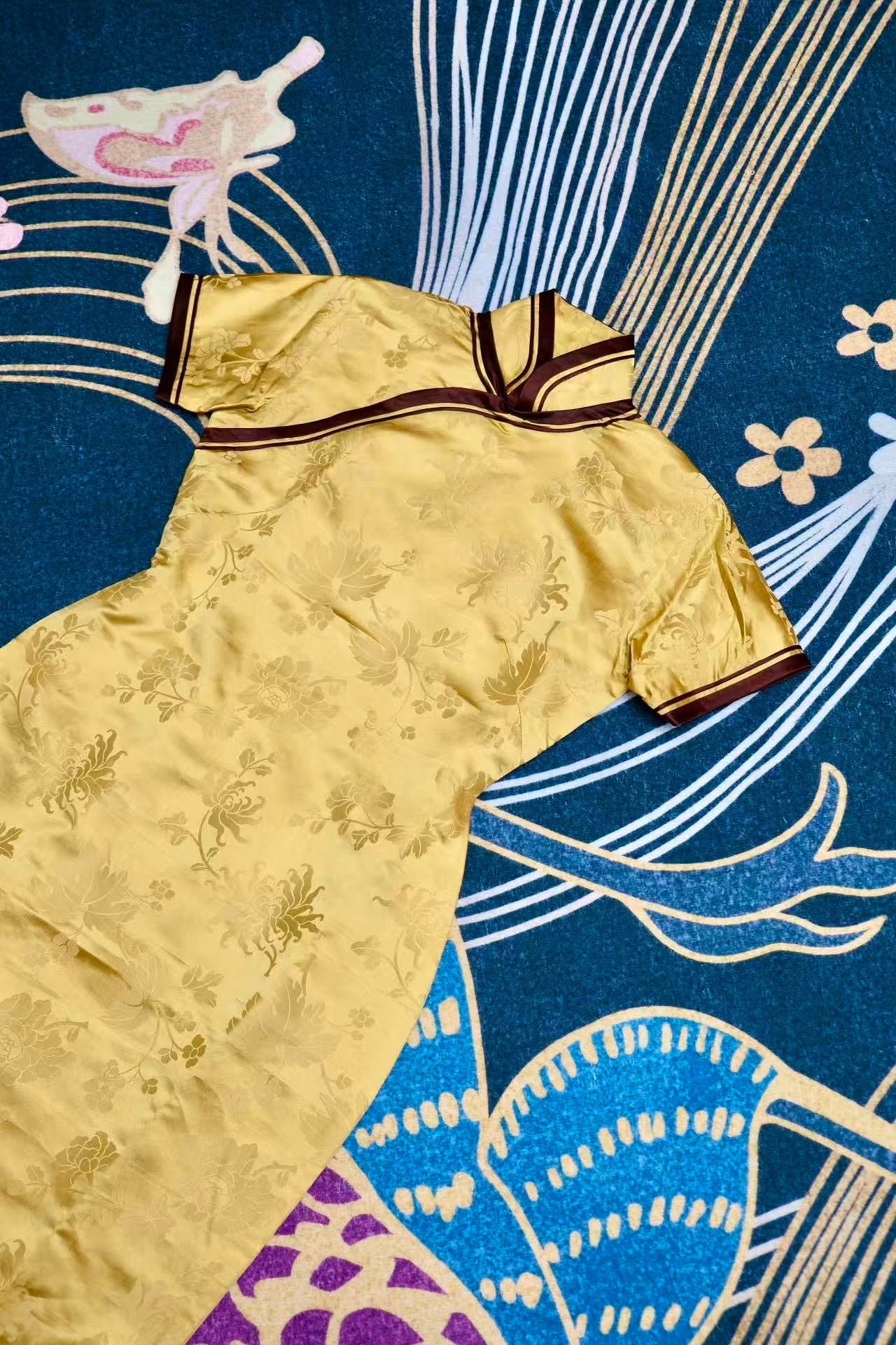 50年代 -【乐怡芳华】民国摹本缎·三角花瓶底 港式宽绲撞色旗袍 | 1950s -【Le-Yi's Golden Bloom】Vintage-Inspired Damask Qipao: Hong Kong-Style Geometric Waist with Broad Contrast Piping