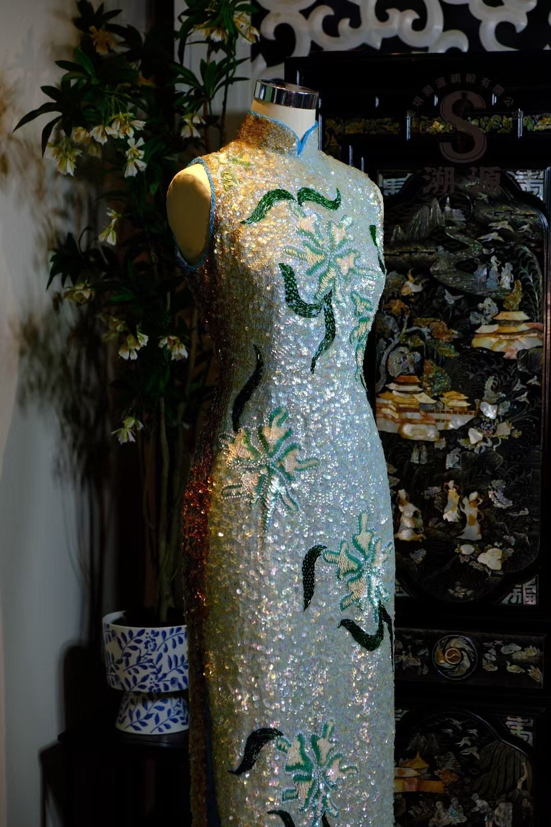 70年代 - 深海人鱼泪：虹光幻彩珠片重工刺绣晚装旗袍 | 1970s - "Mermaid's Tears": Iridescent Sequin and Heavy Beadwork Evening Cheongsam