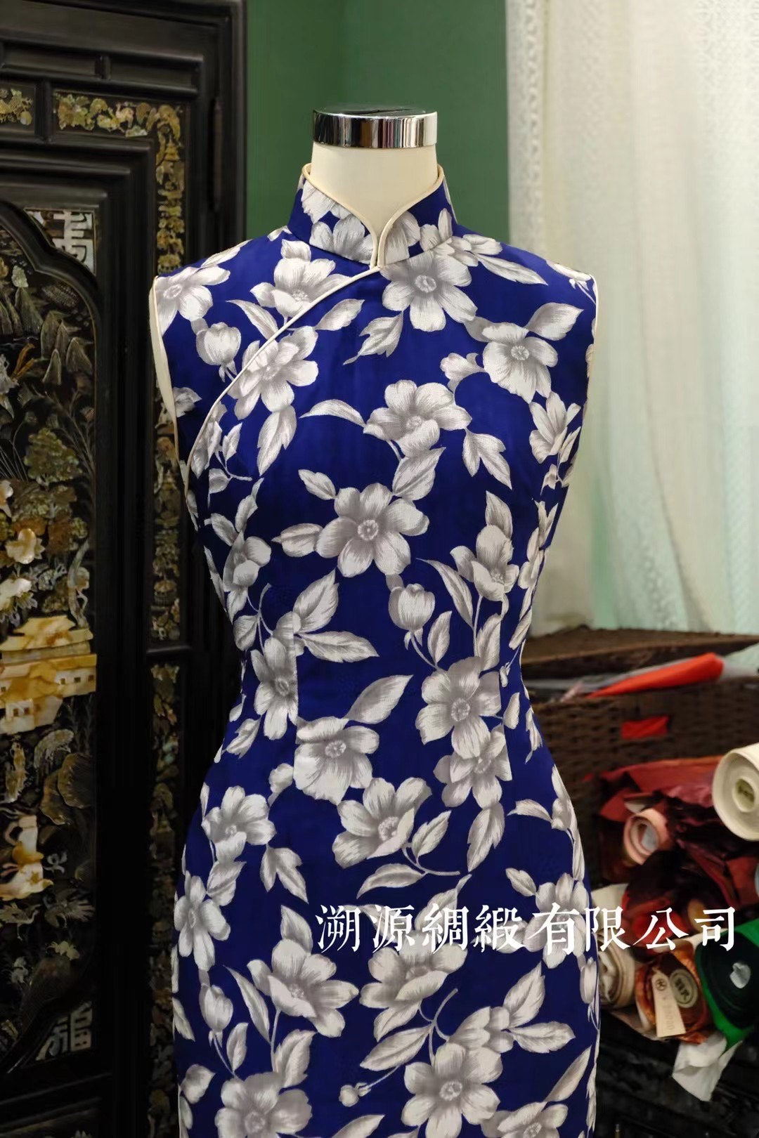 60年代 - 深海花影·摩登对比：宝蓝色写意无袖古董旗袍 | 1960s - The Midnight Bloom Cheongsam: Royal Blue Contrast Sleeveless Qipao
