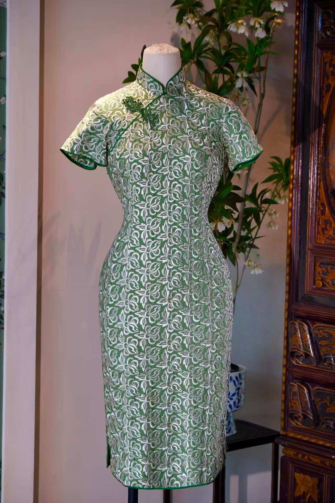 50年代 - 满机绣青瓷地嵌丝硬花扣古董港式旗袍 | 1950s - A Vintage 1950s Hong Kong Cheongsam with Full Machine Embroidery and Fitted Hard Buttons