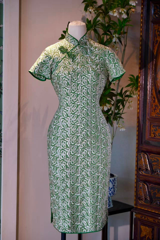 50年代 - 满机绣青瓷地嵌丝硬花扣古董港式旗袍 | 1950s - A Vintage 1950s Hong Kong Cheongsam with Full Machine Embroidery and Fitted Hard Buttons