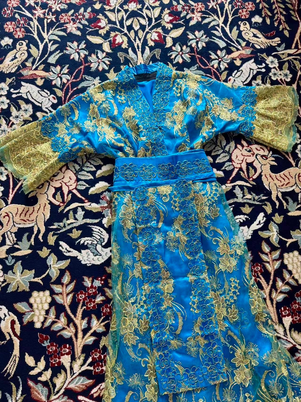 “金莲映月 · 邵氏遗珠” —— 六十年代宝蓝盘金绣莲蕾丝古董戏服 | "Gilded Lotus over Azure Seas" —— A 1960s Shaw Brothers Studio Archive: Bespoke Couching Embroidery & Lace Costume