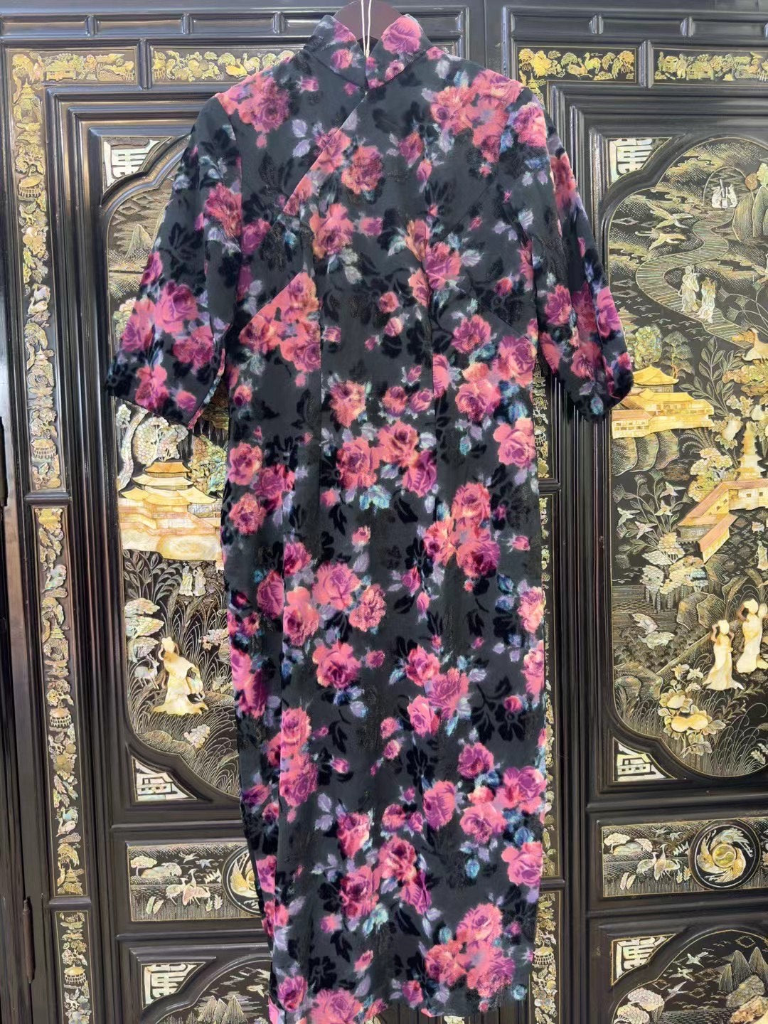 60年代 - 伯爵玫瑰的暗夜咏叹：Vintage 60s 烧花丝绒古董港袍 | 1960s - The Midnight Aria of Earl Roses: Vintage 60s Devoré Velvet Antique Qipao