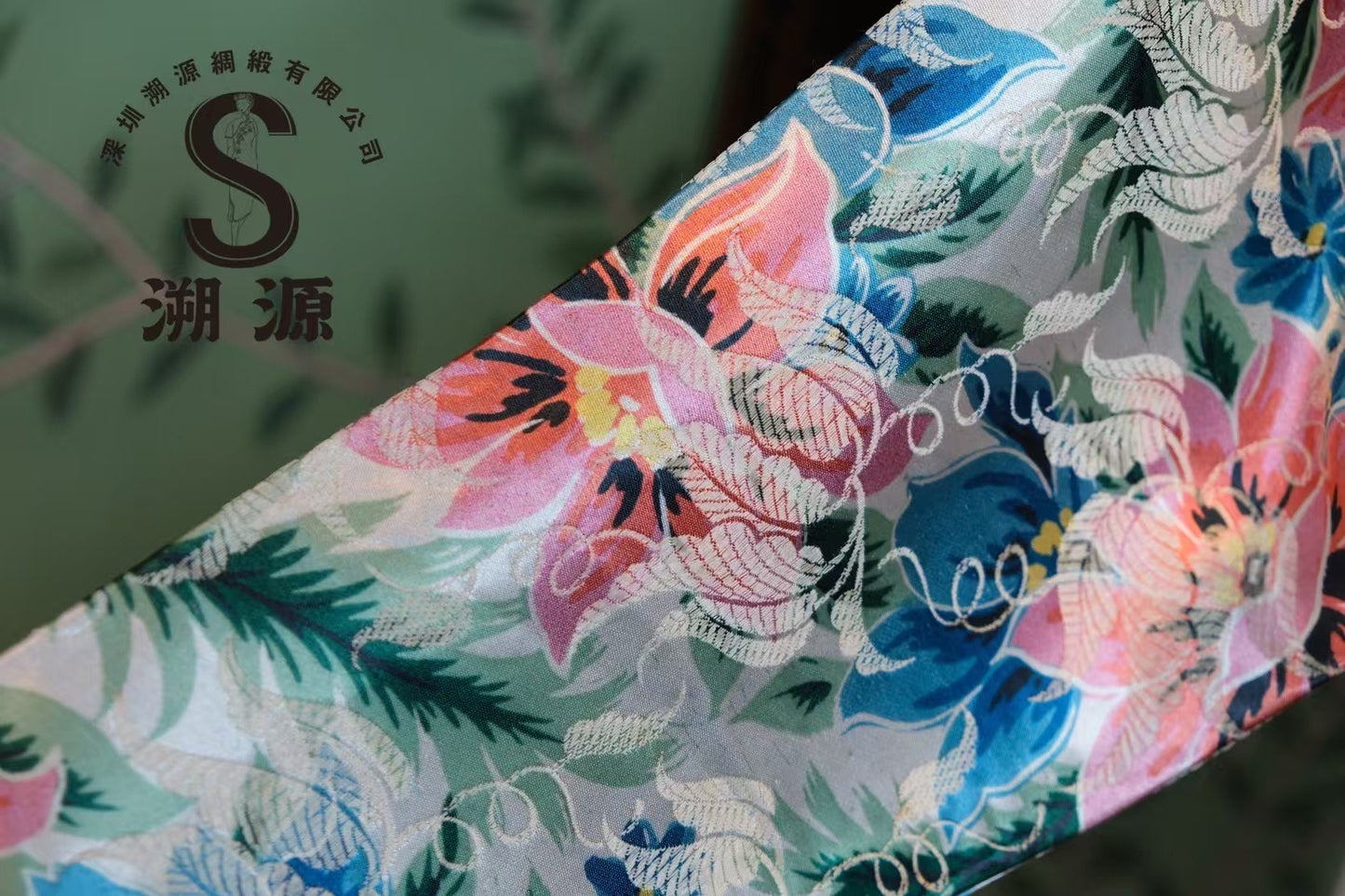 40年代 - 民国风华 · 月白地粉蓝花卉真丝长袖旗袍： 绡光流云，花影舞春风 | 1940s - Elegance of the Republican Era · Moonlight White Silk Long-Sleeved Cheongsam with Pink and Blue Floral Print: Shimmering Silk, Floral Shadows Dancing in the Spring Breeze