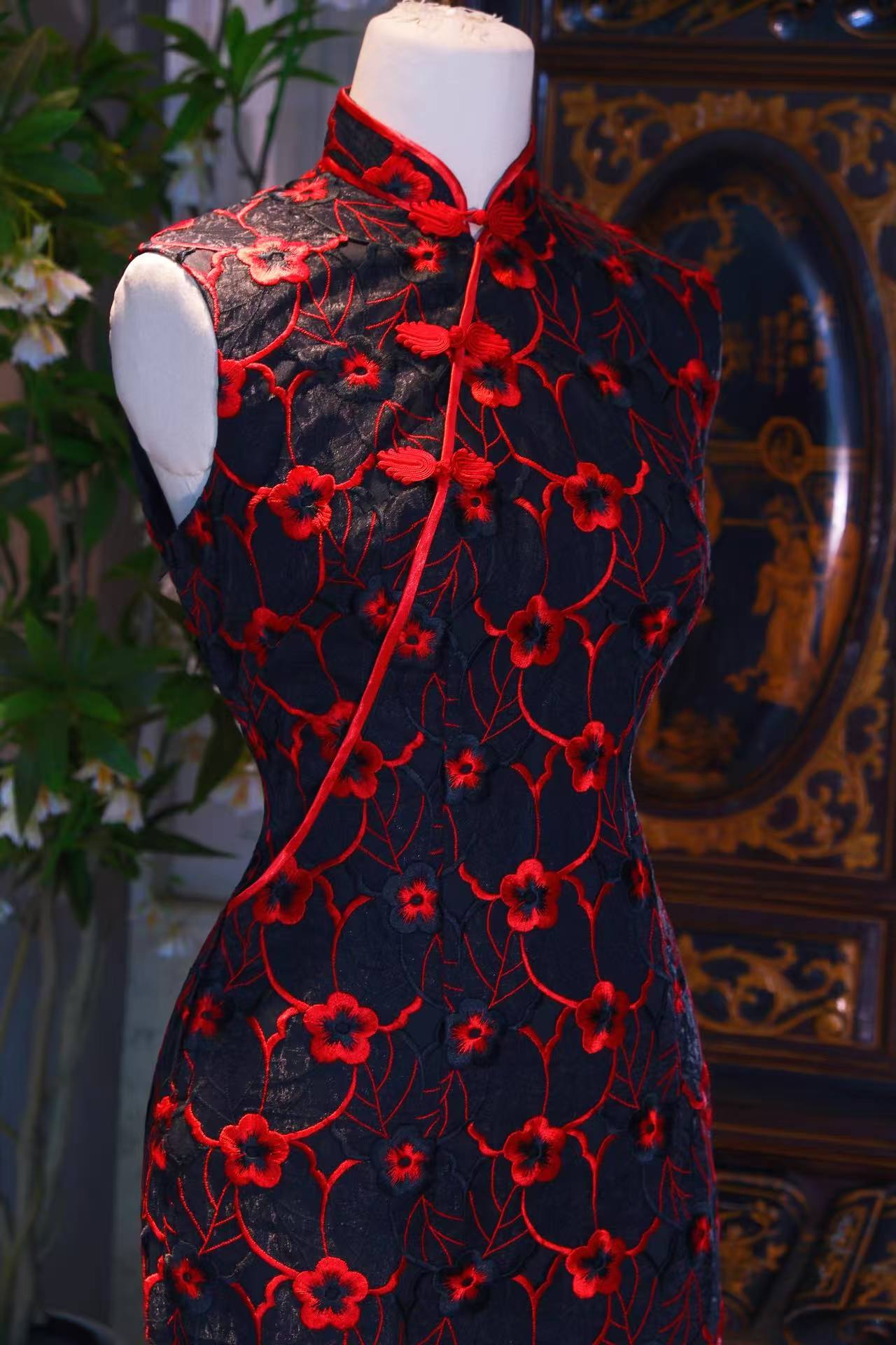 60年代 - 台湾产黑色蕾丝刺绣欧根纱斜襟古董旗袍 | 1960s - A Vintage 1960s Taiwanese Cheongsam in Black Organza with Machine Embroidery and Lace