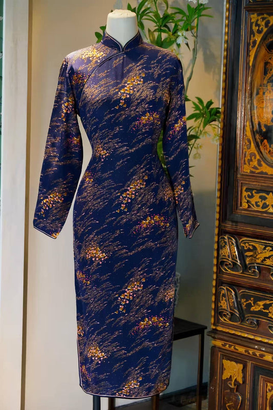 60年代 - 星夜蓝笺·六十年代手绘金枝梅岭南派古董旗袍 | 1960s - Midnight Blue Canvas: 1960s Vintage Cheongsam with Hand-Painted Gold-Branch Plum Motif in Lingnan Style