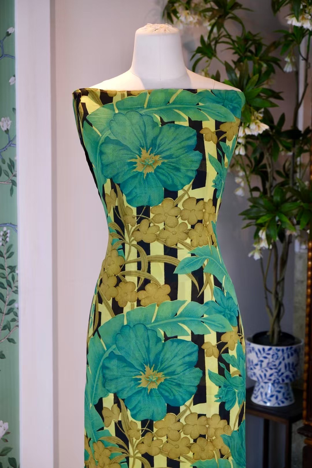 布料名 - 林间幻境：复古黑金条纹与热带碧玺繁花真丝绸缎 | Fabric Name - The Emerald Forest Mirage: Vintage Black & Gold Stripes with Tropical Tourmaline Floral Silk