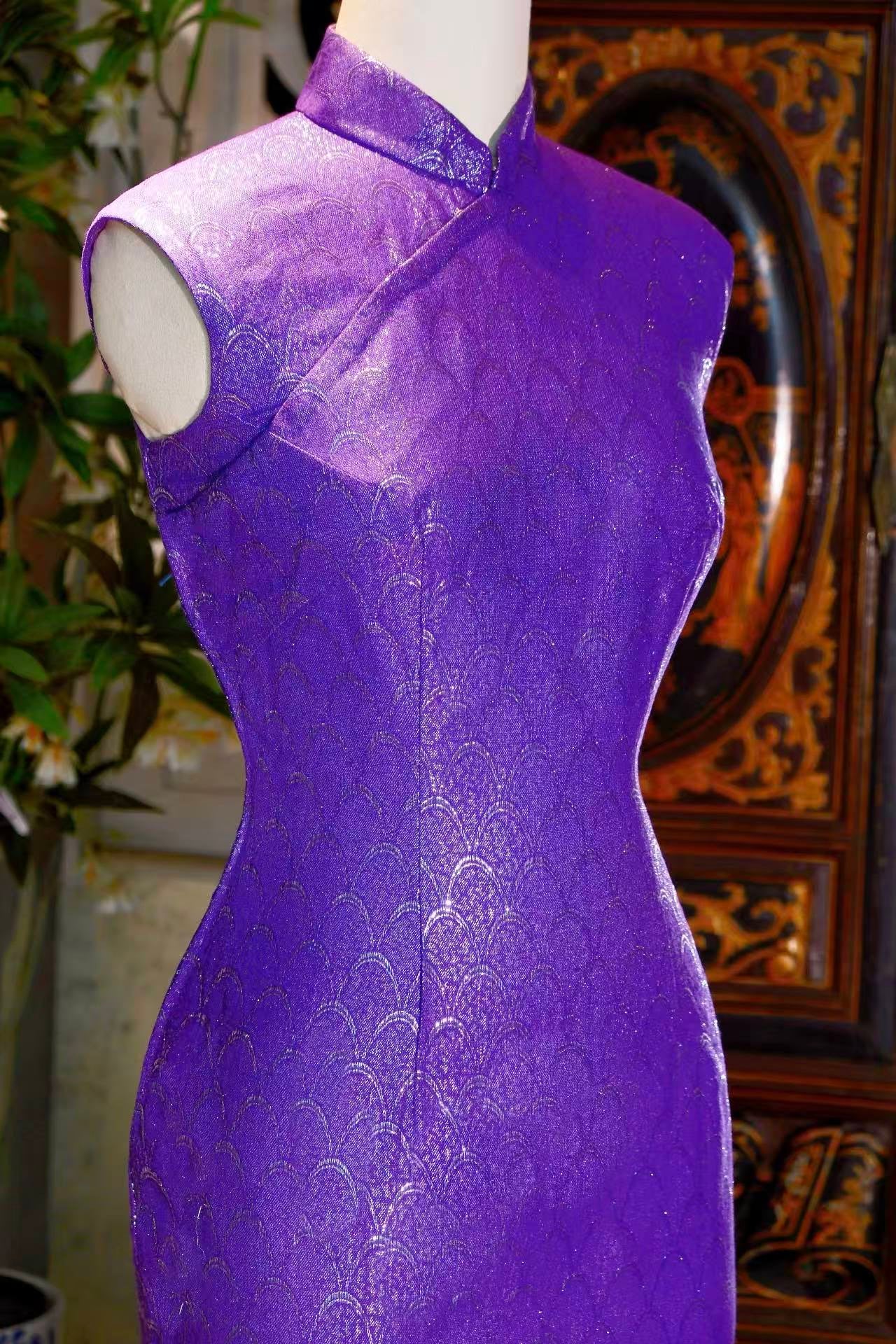 60年代 - 紫气祥瑞·六十年代织银黛紫龙鳞纹高开叉定制旗袍 | 1960s - The Regal Reverie of the Sixties: Custom High-Slit Cheongsam in Deep Mauve Silk, Woven with Auspicious Silver Dragon Scales