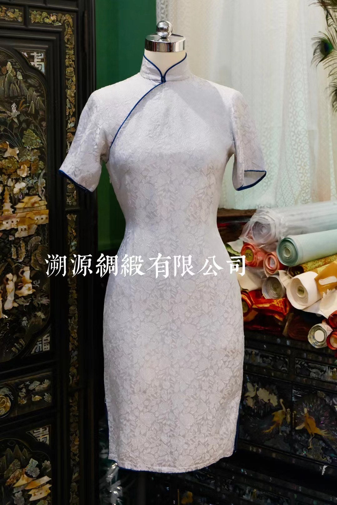 50年代 - 珍稀古董收藏：典雅米白色提花短袖修身旗袍（经典藏青滚边）|  1950s - Rare Antique Collection: Elegant Ivory Jacquard Short-Sleeve Fitted Qipao (Classic Navy Blue Piping)