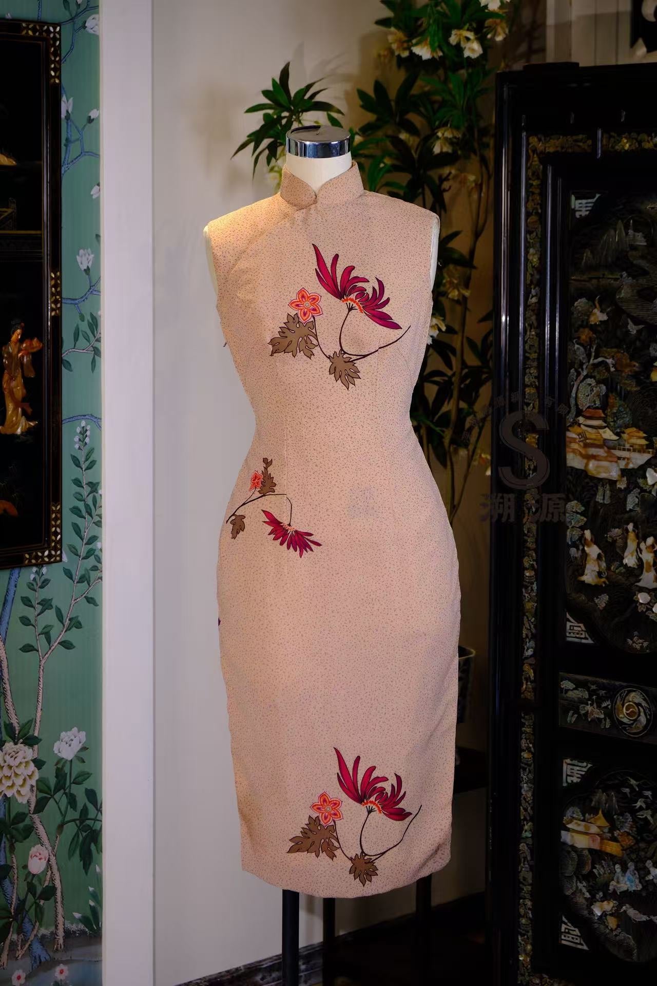 60年代 -【米色秋韵】疏影暗香：点状肌理米底高定无袖旗袍——绛紫色秋菊印花 | 1960s - "Misty Autumn Hue" Subtle Scent & Shadow: Couture Sleeveless Cheongsam with Dotted Beige Base and Deep Plum Chrysanthemum Print
