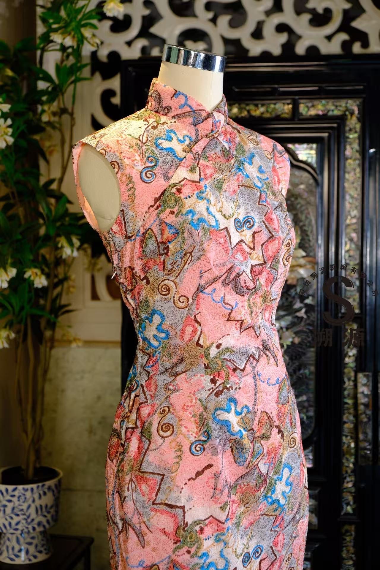 60 年代 -【少女心象】蜡笔梦境：高定无袖旗袍——粉底抽象涂鸦艺术印花  |  1960s - "Maiden's Imagery" Crayon Dream: Couture Sleeveless Cheongsam – Pink Base with Abstract Graffiti Art Print