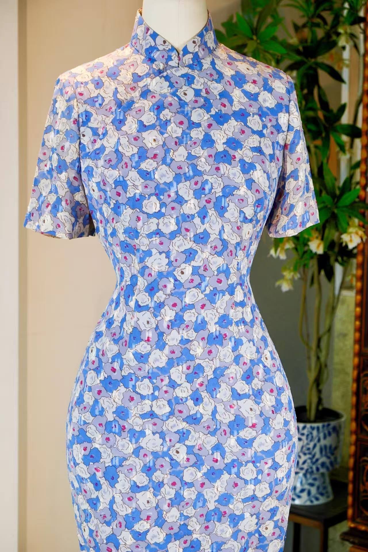60年代 - 六十年代早期台湾产抽象玫瑰提花古董旗袍 | 1960s - 1960s Early Taiwan Antique Qipao: Abstract Rose Jacquard in Azure and Violet
