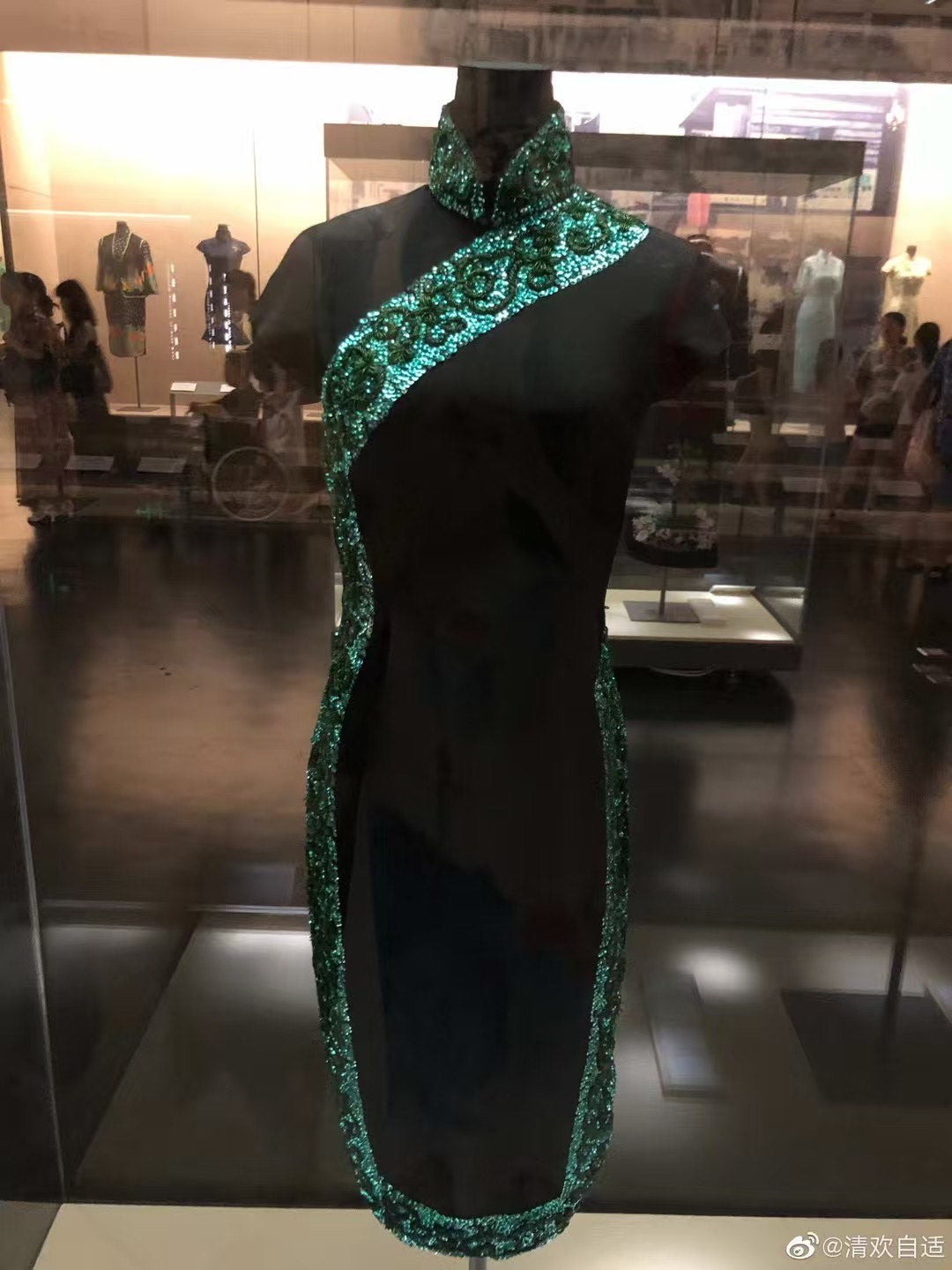 60年代 -【馆藏级】流光溢彩宝石绿 钉珠亮片绲边 曳地花瓶版型 贵雅旗袍礼服 | 1960s - "Museum-Quality" Glistening Jewel-Toned Emerald Green Qipao Gown with Beaded Sequin Embroidery, Piping Trim, and Floor-Length "Vase" Silhouette