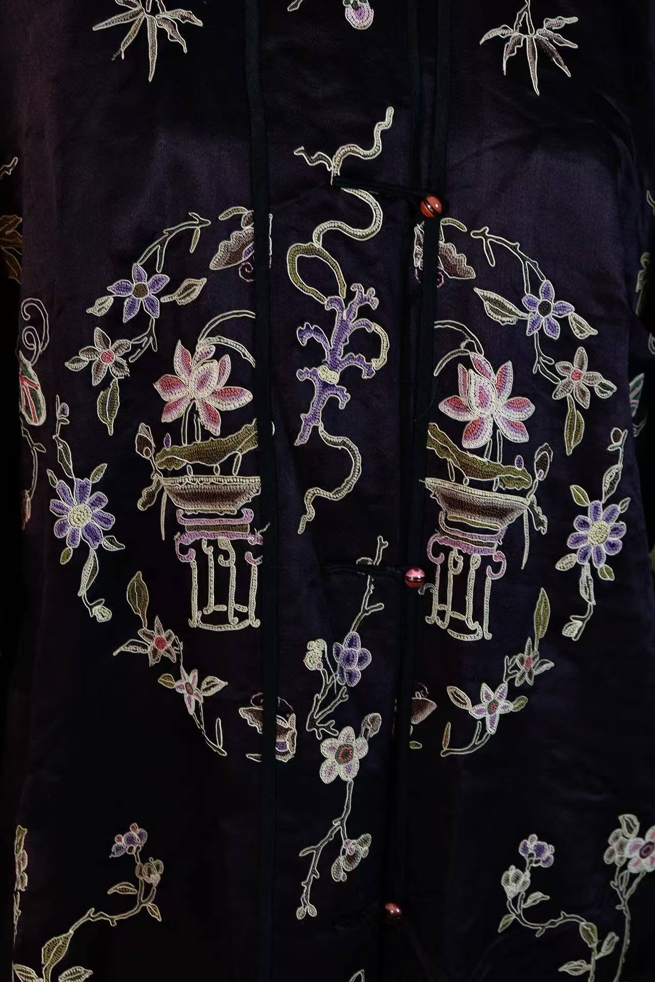 清末民初 -  黑缎打籽绣八团花篮纹氅衣：汉族女性服饰艺术的巅峰之作 | 1910s - Black Satin Surcoat with "Seed Stitch" Eight-Medallion Flower Basket Motif: A Masterpiece of Han Elite Elegance