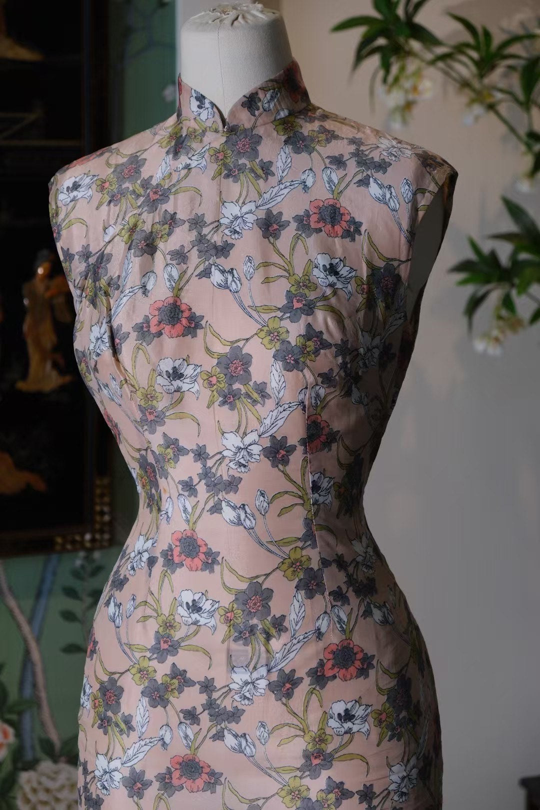 60年代 - 旧时光温婉：柔雾淡粉底色无袖旗袍，配莫兰迪色系手绘风花卉印花 | 1960s - Timeless Grace: Sleeveless Cheongsam in Muted Pink with Morandi-Palette Hand-Drawn Floral Print