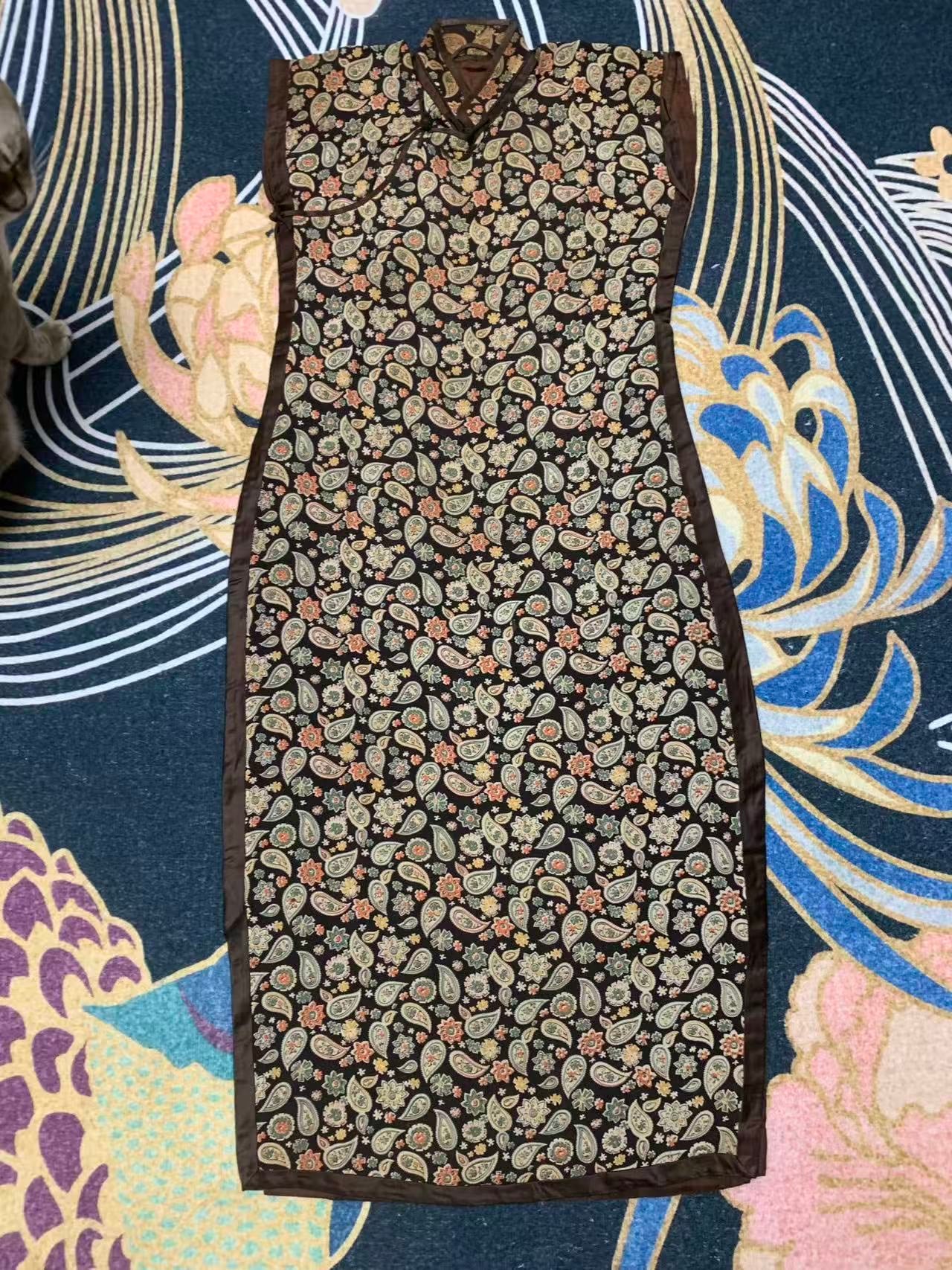 30年代：【民国遗珍】岁月沉香：古董宽绲无袖旗袍——黑底佩斯利涡纹 | 1930s : "Republican Era Relic" Timeless Fragrance: Antique Wide-Piping Sleeveless Cheongsam – Black Base Paisley Motif